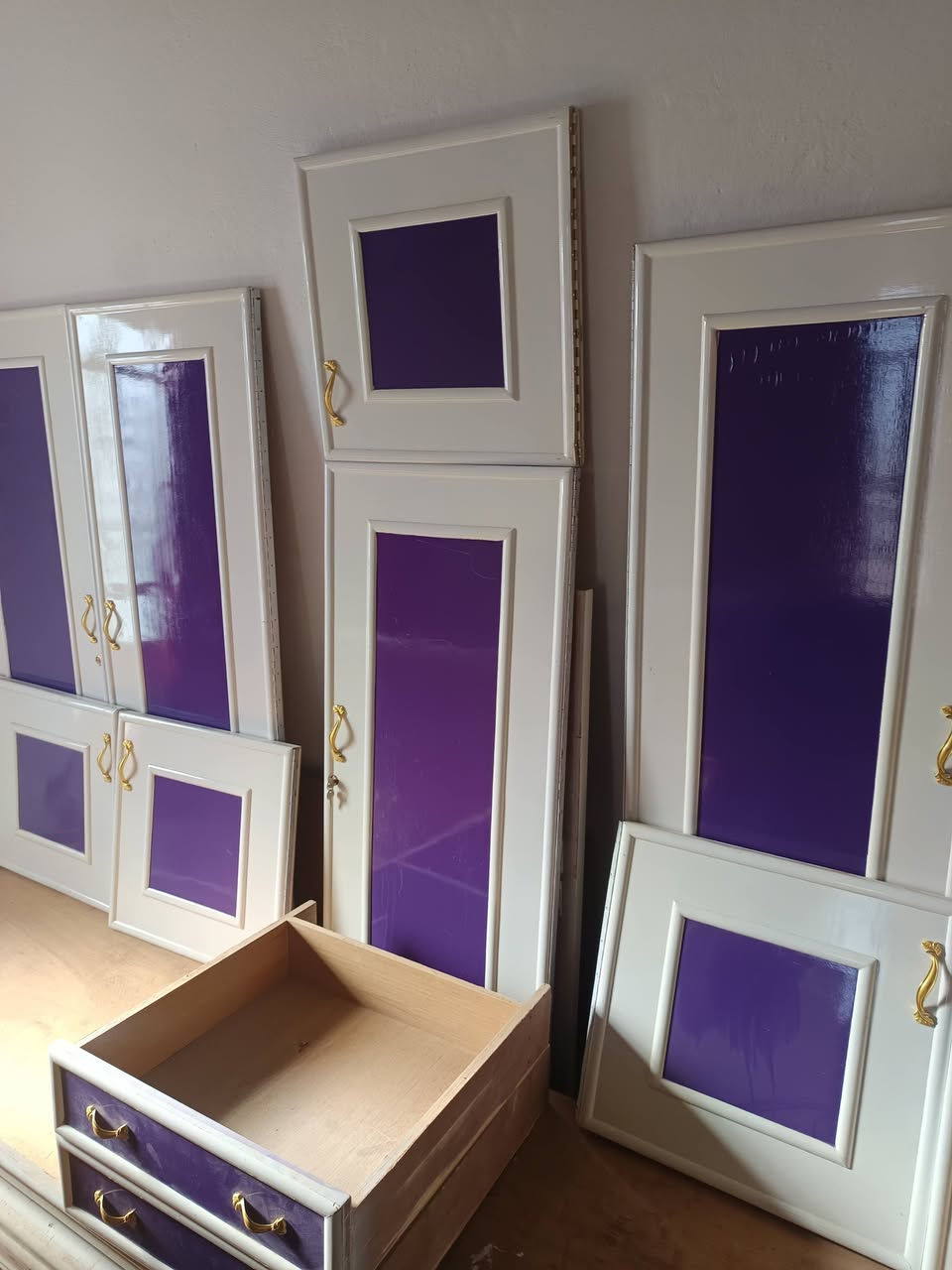 كنتور تسكام 3متر 5ابواب طابقين مع ميز تواليت 1.5 ب150الف 
***********
