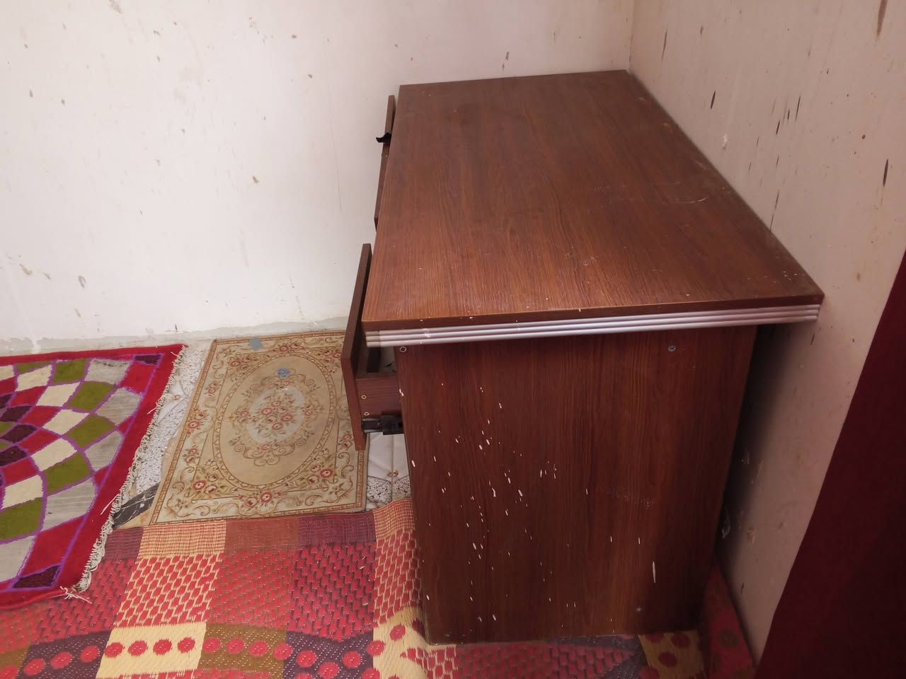 للبيع ميز مكتبي طول 120 /عرض 60
سعر 85 وبي مجال مكاني كربلاء الحر 
***********
