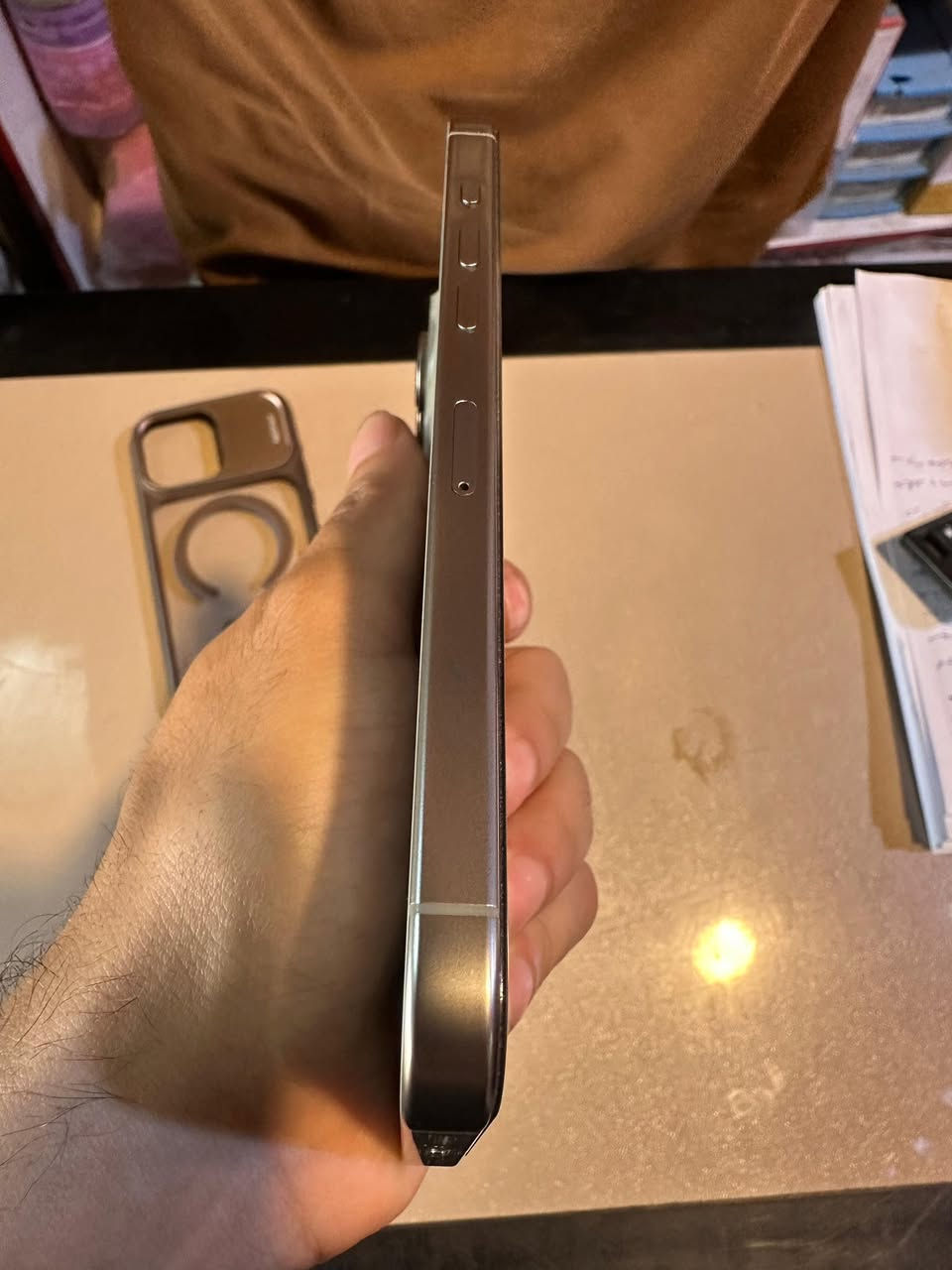 سلام عليكم iPhone 16 pro max لون تيتانيوم..شرق أوسط ماستر بعده داخل الضمان الجهاز جديد ومكفول حتى من كلشي بطارية 100‎%‎ كامل هوة وملحقاته 
السعر مليون و450 )
***********
