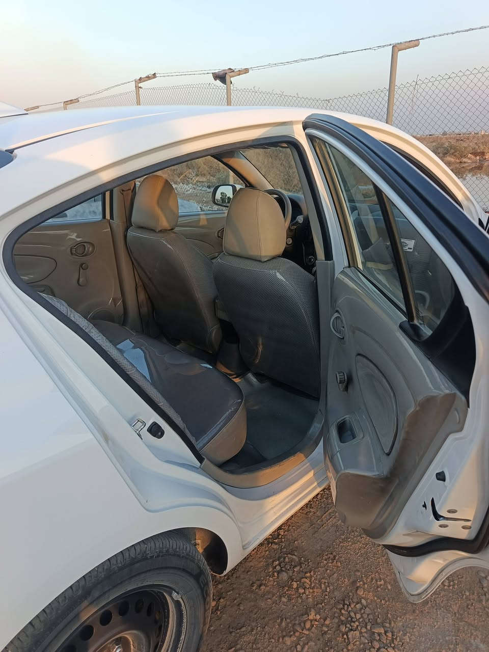 السلام عليكم سني هندي مؤديل 24
رقم انكليزي التبريد ثلج 
ماشيه 80
السياره باسمي تحويل ثاني يوم 
بيها بارد اباب السايق شي بسيط السعر 127وبيها مجال 
الاتصال على هذا الرقم او واتساب ***********
