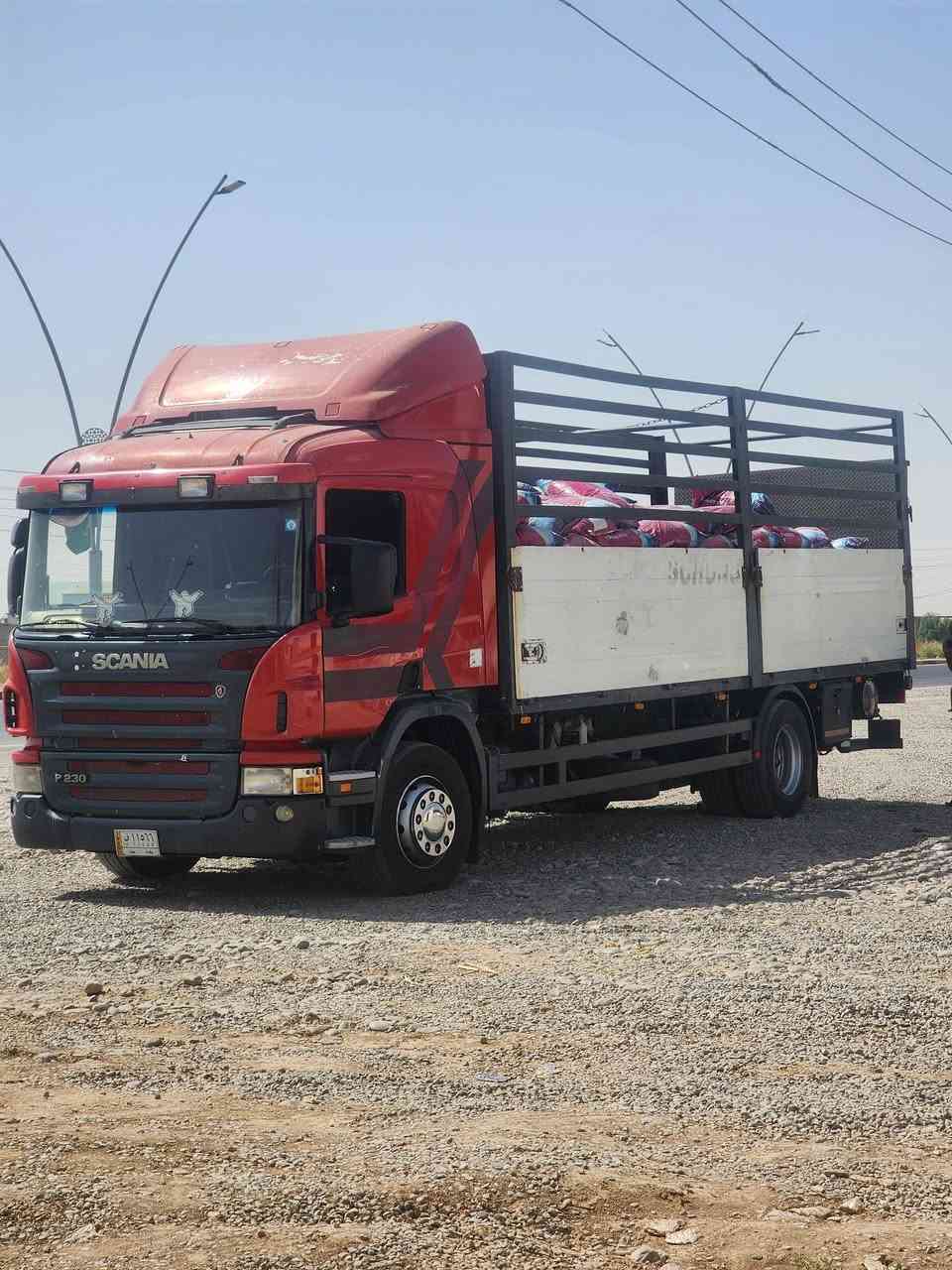 السلام عليكم شباب سكانيا للبيع موديل 2005 حجمp230 تخم تاير {5}بستم فول مواصفات /4 طن بسمي سنوية جديدة باقي بس استلام اللوحات انكليزي جوبلس أمامي خلفي كير 4×4 طول سبعة ونص قفل اكسل تدفئة تبريد باب جك قفل سرعه العنوان بغداد ***********\
