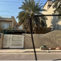 دار للبيع في حي الاعلام - الشباب - التعليم   الدار مساحته ٢٠٠ متر بناء...