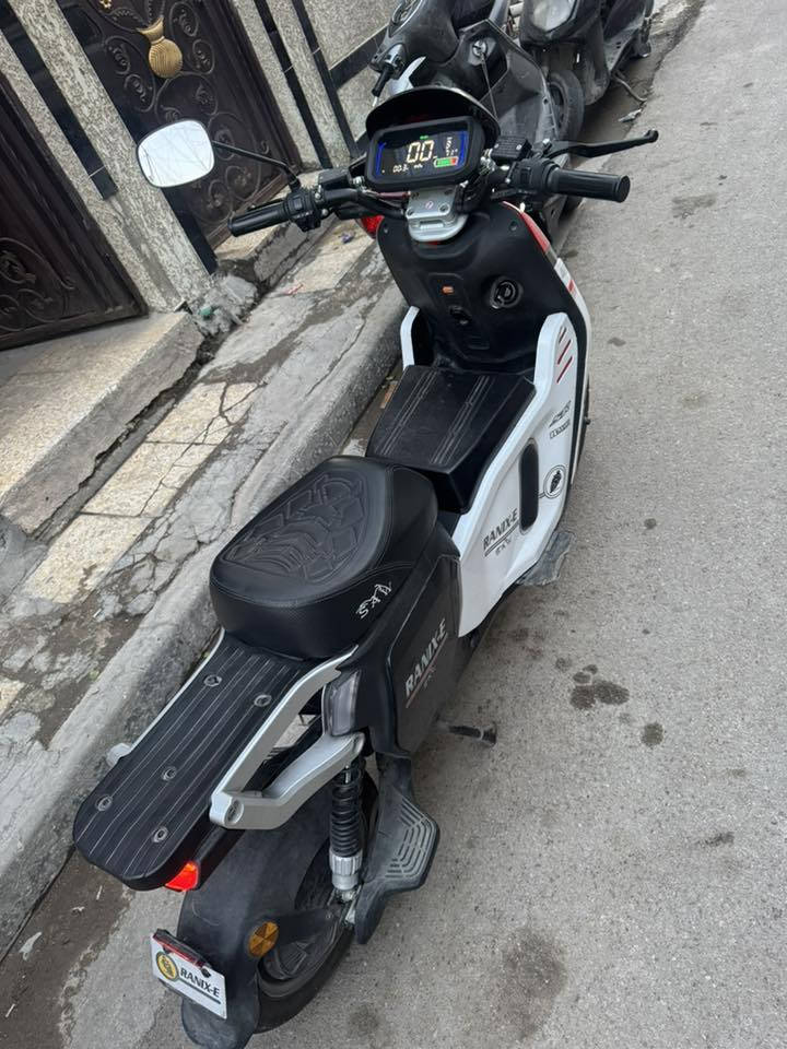 دراجه شحن رينكس موديل 2025 نضيفه ومابيها  اي عيب من كل النواحي نضيفه وكلش زينه بس بطاريتها ضعيفه دراجه اخذتها قبل 6 اشهر ولكن سبب الي خلّاها بطاريتها تتعب نسيتها على الشحن اكثر من 12 ساعه لان مجانت عندي شاحنه تفصل وهسه جبتلها شاحنه اصليه بس تفول تفصل كلشي نضيف بيها وشغال مكاني بغداد للاسفسار ***********
