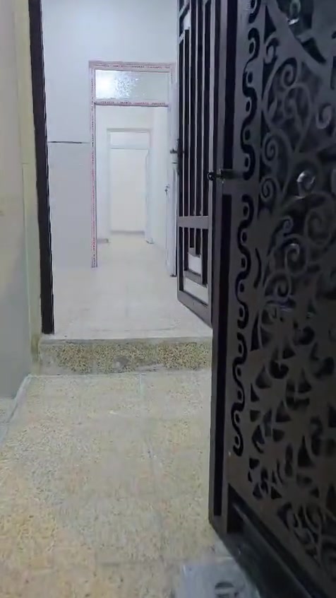 السلام عليكم بيت للإيجار
قطاع الخامس قريب، على جامع الوشان.
بيت، طابقين. إيجاد 300 قفلو
رقم، الموبايل.***********
                  ***********

