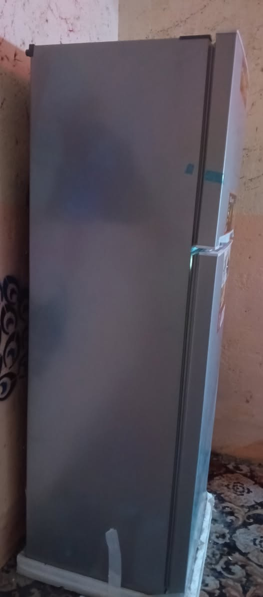 ثلاجه صارلها عشره ايام مره وحده مشغلينها للبيع للشراي يتصل عليه ***********
