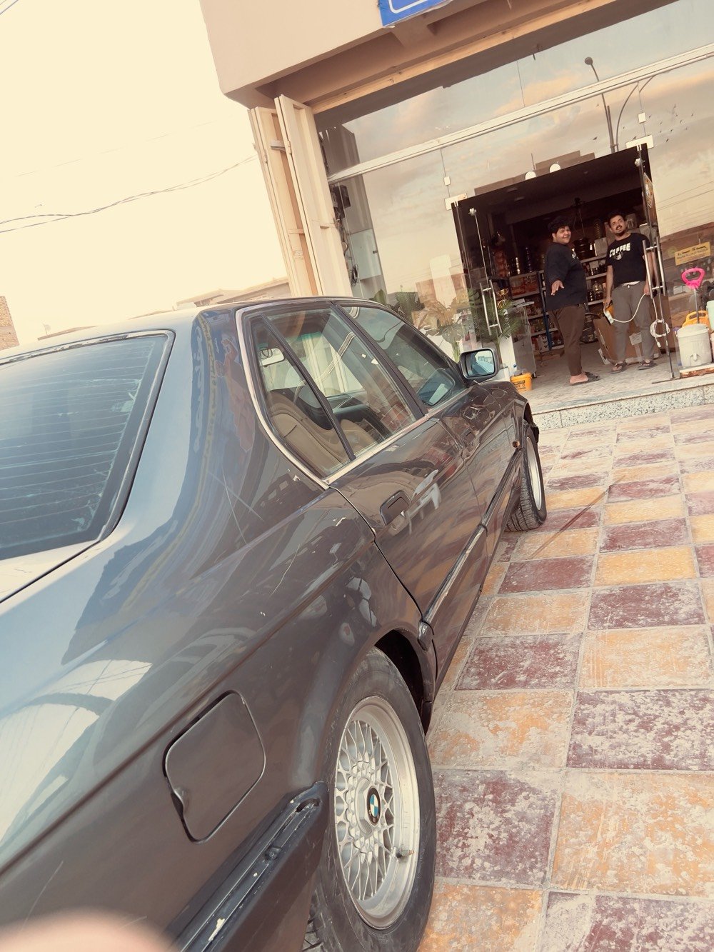 للبيع سيارة بي ام دبليو ، موديل ثمانينات. السيارة باللون الأسود ومزودة بتفاصيل داخلية كلاسيكية مع جلد أسود وخشب. السيارة مناسبة لعشاق السيارات الكلاسيكية التي تتميز بأسلوبها الراقي. للاستفسار أو لمزيد من التفاصيل، يرجى الاتصال.