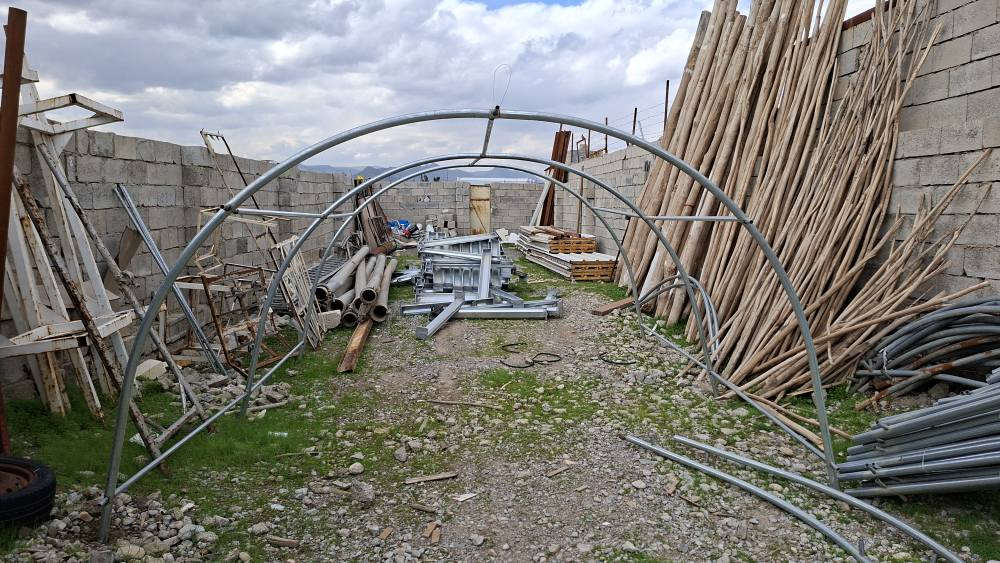 خانوی پلاستیکی قیاس 6 بە 4بەرزی٢٢٠سم بۆ فرۆشتن بەجوملە موفرەد بەردەستەسعریمان داشکاند بۆ ٨٠هەزار 
***********_***********
 
🔸 بەکاردێت بۆ بواری مەڕ و ماڵات🐐🐑
🔹 بەکاردێت بۆ بواری کشتوکاڵ🌾🌿🌺
🔸 بەکاردێت وەک گەراجی سەیارە🚗
🔹بەکاردێت بۆ ناو باخ و دەشت و دەر وەک شوێنی مانەوە و کۆگا 🛖☔
🔸بەکاردێت بۆ شەتڵگە و پەلەوەر🐔🌿
ناونیشان چوارقوڕنە
گەیاندن هەیە : رانية, السليمانية
