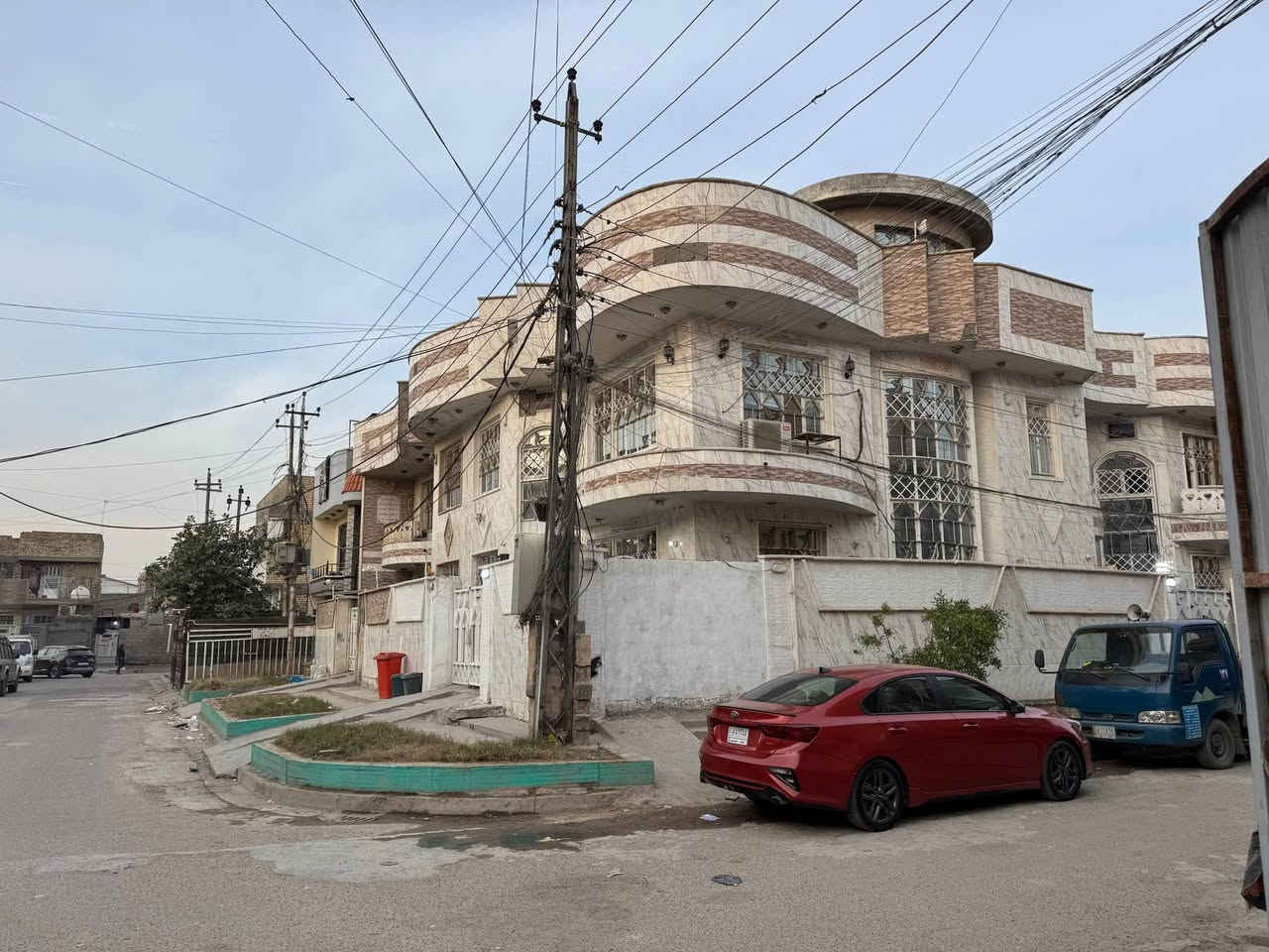 دار سكني للبيع – البلديات (UN) مقابل الجسر
📍 ثاني فرع خلف مقهى عيون البلديات
📐 المساحة: 133.5 م²
📏 ركن – الواجهة 10.5م × النزال 12.5م
🏗️ بناء سنة 2014 – مسلح
🔹 الطابق الأول:
كراج سيارة، استقبال، هول، غرفة نوم، صحيات، مطبخ، ترك.
🔹 الطابق الثاني:
هول، صحيات، 3 غرف نوم.
🔹 الطابق الثالث:
بيتونة + غرفة نوم واحدة.
دار مرتب وموقع مميز مقابل الجسر، قريب من الخدمات ومناسب للسكن العائلي.
📞 للاستفسار والتفاصيل: ***********
📲 متوفر واتساب أيضًا
