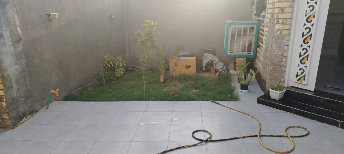 سلام عليكم  بيت لبيع بحي الامين يم ملعب شهيد جمال اول ملعب  ماحه 200 متر يبعد عن الشارع 150 سعر خاص ***********
