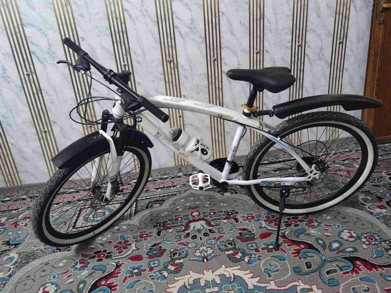 بايسكل BMW حجم 26.5
كير 7 نمرات 
شغال 100% اخو الجديد 
السعر 170 وبيه مجال حك الجيه
المكان بغداد مدينة الصدر الكيارة


**إذا كنت صاحب هذا الإعلان وتريد حذفه لأي سبب، رجاءا أرسل رسالة إلى الدعم الفني**