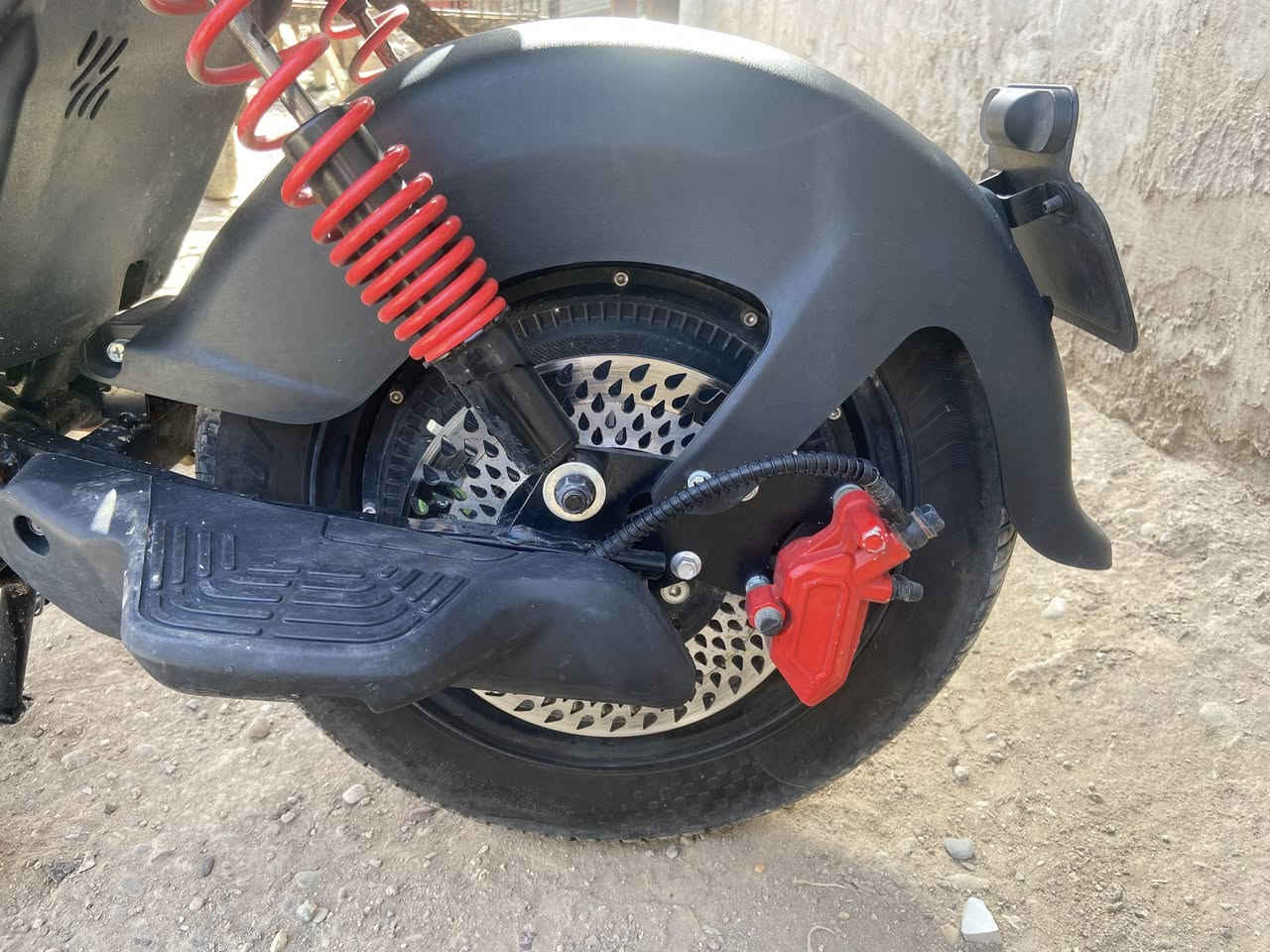 دراجه U2  بطاريه ليثيوم  ٥٠ أمبير محرك ١٥٠٠دراجه خير من الله شحنه الوحده تمشي الشحنه الوحده ٩٠ كيلو 
ستفسار ***********
