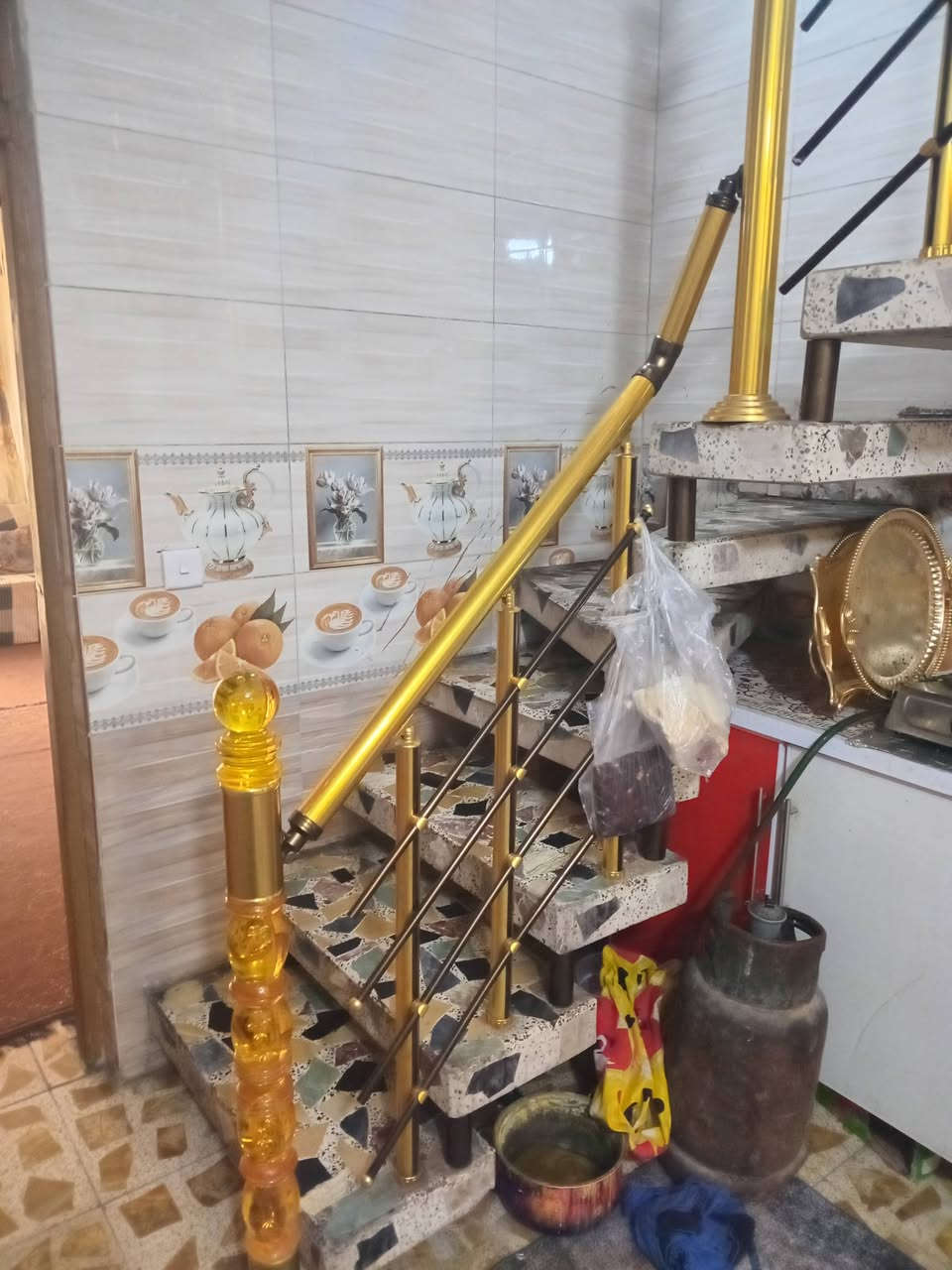مشتمل ٦٠ متر طابقين يقع في حي اور بين فلكة صباح الخياط وسوق ٤٠٠٠ بناء عام ٢٠٢٠ يتكون من ثلاثة غرف نوم وهول وصحيات عدد ٢ وصالة ومنور  وسطحين وبيتونة السعر النهائي ١٦٥ مليون غير قابل للتفاوض  هاتف ***********
