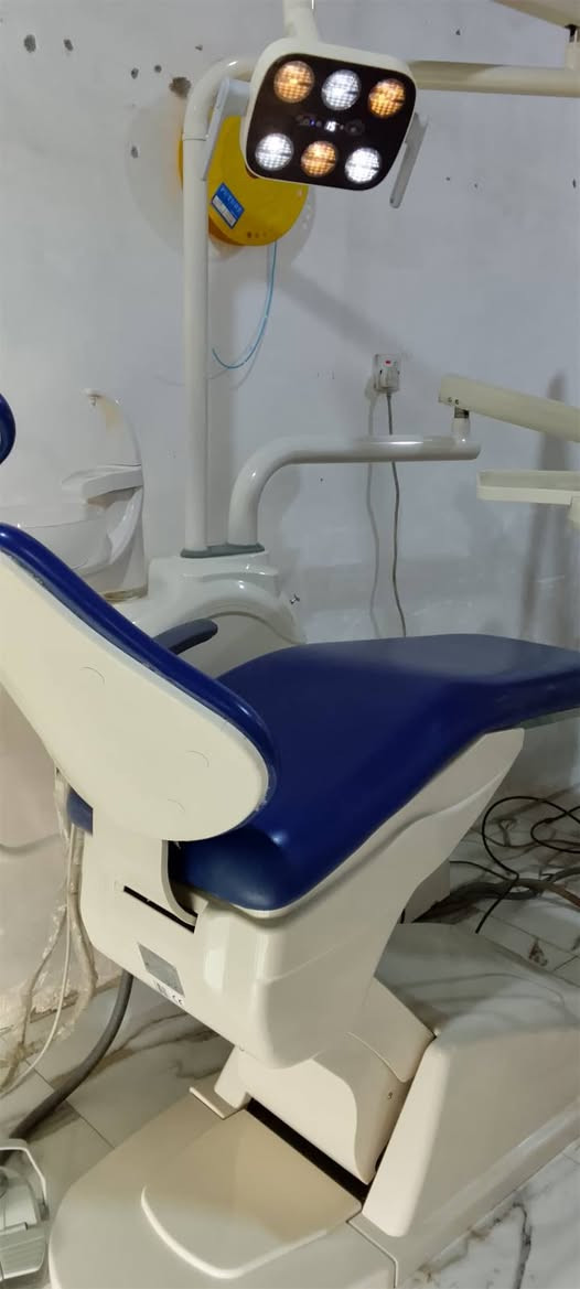 🦷 إعلان للبيع –   🦷
يتوفر لدينا كرسي أسنان نوع سانتيم بحالة ممتازة جداً، نظيف وجاهز للعمل مباشرة، وتمت المحافظة عليه بعناية ليكون خياراً مثالياً للأطباء والعيادات.
✅ ليت LED بإضاءة صفراء وبيضاء. ✅  (المغسلة) بحالة ممتازة. ✅ حركة سلسة وثبات عالي. ✅ هيكل قوي ومتين يتحمل العمل اليومي. ✅ دوشمه نظيف ومريح للمريض. ✅ تصميم عملي وأنيق للعيادات الحديثة.
هذا الكرسي يمتاز بالمتانة والقوة وجودة التصنيع، وهو فرصة ممتازة لمن يبحث عن كرسي عملي بسعر مناسب مكتب الهادي دنت لصيانة وتجهيز كراسي وأجهزة الأسنان.
📞 للاستفسار والمعاينة يرجى التواصل. ***********💰 السعر مناسب للجادين.
 مكتب الهادي دنت خبرة وثقة في خدمة أطباء الأسنان.
يمكنني أيضاً �
