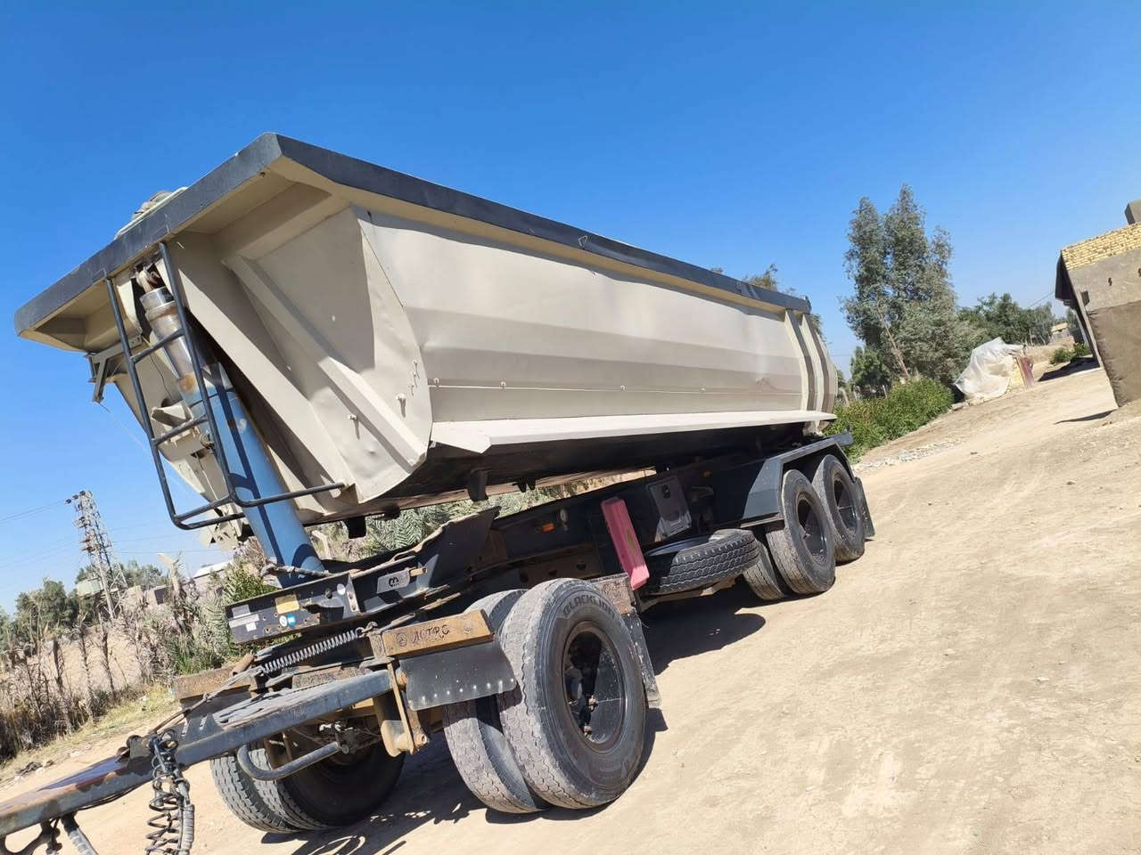 السلام عليكم من رخصه الادمن مقطوره اوربيه حوضيه ذرعه 25 متر  موديل  ٢٠٠٩  جك جديد تخم تاير نص عمر جاهزه للعمل الاستفسار والاتصال على الرقم *********** ملاحظه وزن الفارغ العربانه 9 طن
