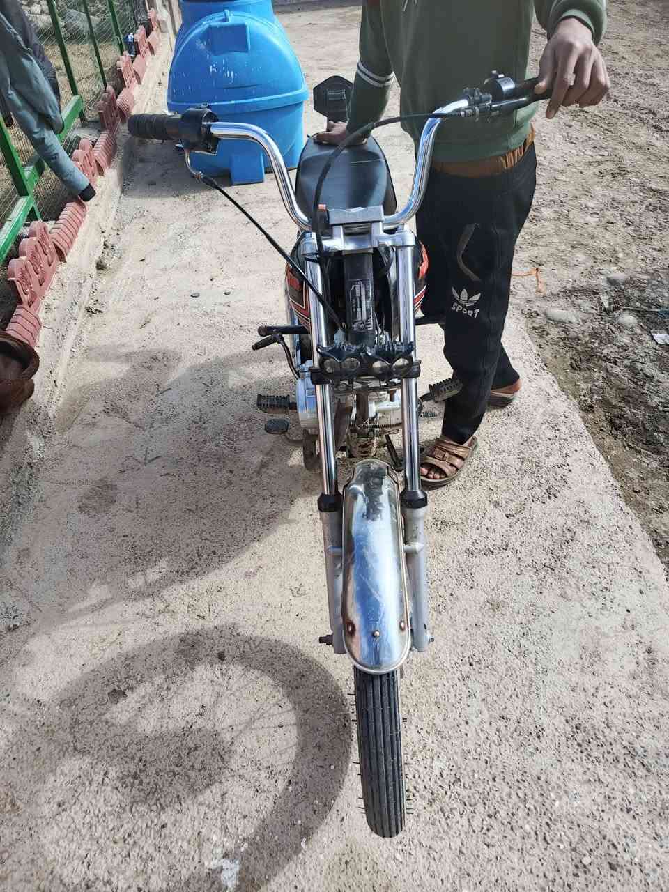 ا
السلام عليكم دراجه للبيع السعر 575 اليرغب يتصل ***********
