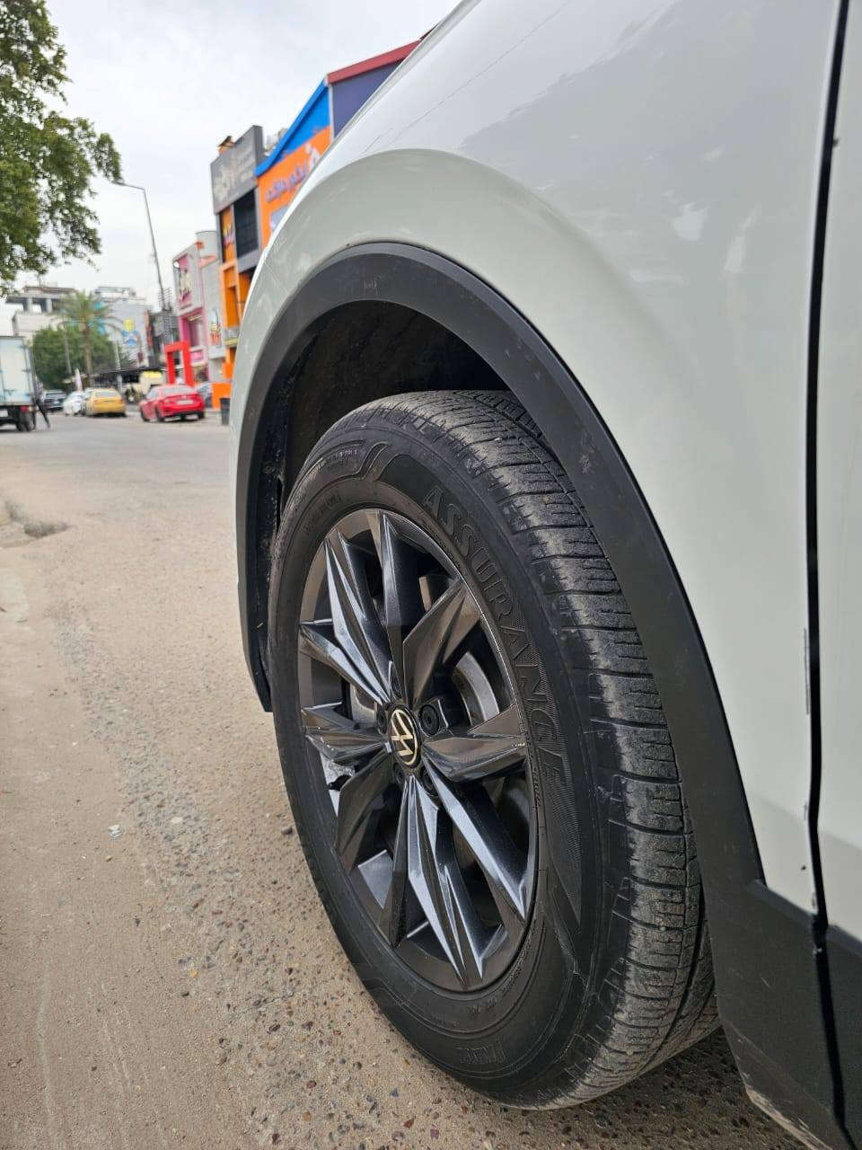 فولكس واكن تيكوان 2023 مواصفات SE دفع رباعي السياره كامله بدون أي نقص جديده كلش ماشيه 31 الف  رقم بغداد بأسمي...حادثه جاملغ و بونيد بدون شواصي ضربه صايره بلراديترات و دكشن الهواء....كهربائيات كير مكينه بوضع الشركه...صلحته بيدي تصليح درجه اولى...بيه قطعتين صبغ فقط جاملغ و بونيد بدون صبغ دواخل....سعره قفل 168 ورقه...ماكو هيج سعر و موديل خصوصا بأسعار الكمارك الحاليه....للإستفسار رقمي *********** او *********** مكاني بغداد حي الجامعه
