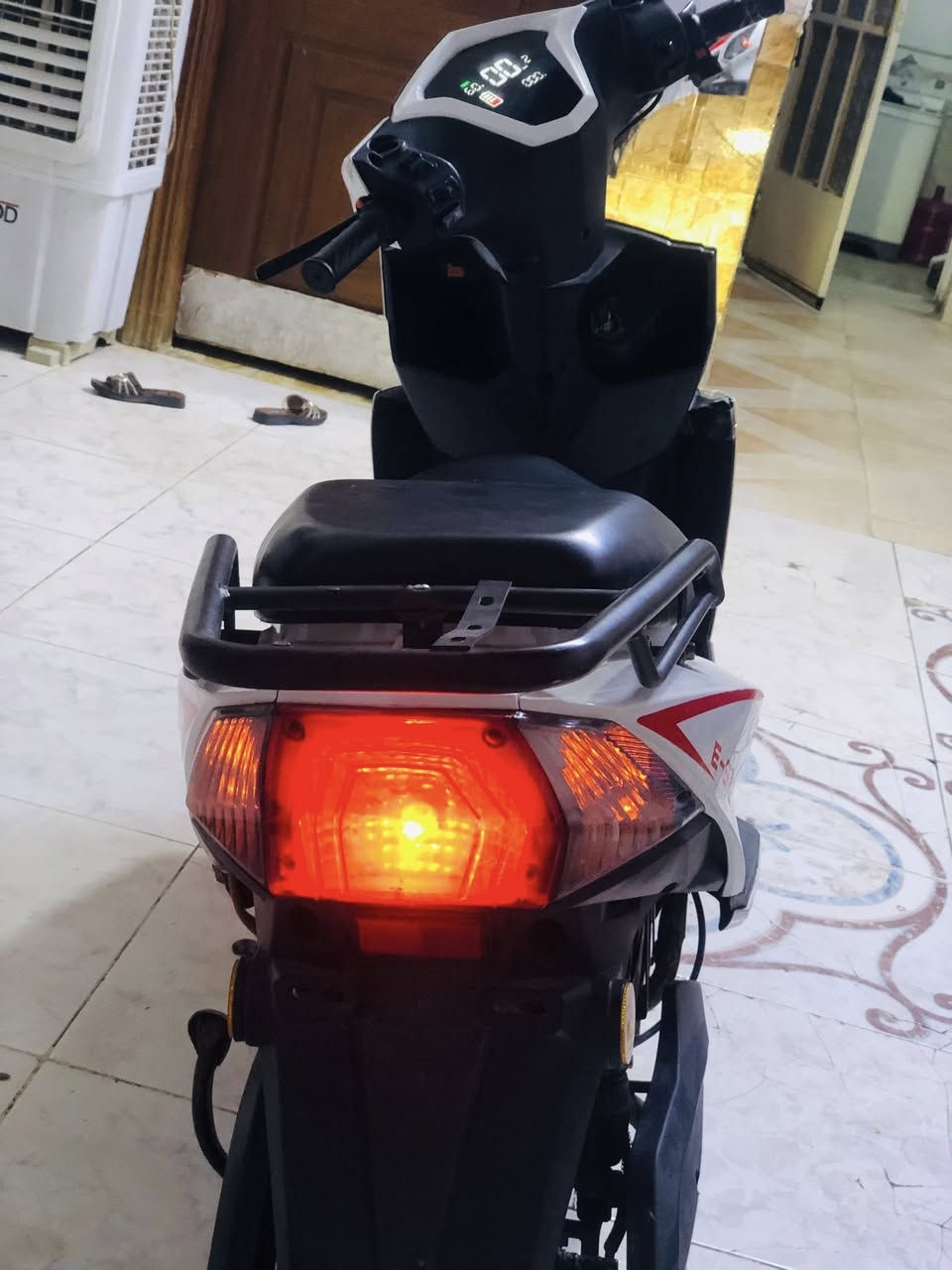 سلام عليكم دراجه شحن للبيع نوع سكنس
السعر ٤٢٥ وبيها مجال 
رقم الهاتف ***********
