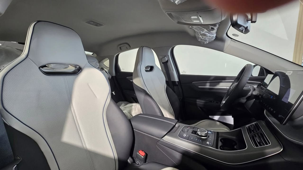 ‏🚘(BYD2025) ديسترويد
اسعار تنافسية وخيالية.  

⛔️ السيارة تعمل بنظامين الهايبرد HEV
⛔️ ونظام الالكترك بالكامل EV
⛔️ الشحنة الوحده للسيارة 55km
⛔️ اما بنظام الهايبرد1200km
⛔️لايت زنون LED 
⛔️ ناقل حركة أوتو 6 نمر
⛔️ محرك 1500 سي سي  
⛔️تشغيل السيارة بصمة + كارت 
⛔️ قطعتين تبريد
⛔️الدواخل مطعمة  ألمنيوم
⛔️ عداد شاشة دشبول  
⛔️شاشة Apple Car play
⛔️  كاميرا دوارة
⛔️بك لايت LED
⛔️اريل نفكيشن 
⛔️هاند بريك بصمه 
⛔️ مقود جلد حياكة 
⛔️حساس خلفي 
‏⛔️ AIR BAH للوسائد الهوائية 
⛔️ المقاعد جلد بطابع الرياضي
⛔️ اللون أسود 
⛔️  تتسع المقصورة ل 5 ركاب
⛔️ المودات والأوامر الصوتية
⛔️  فحص أنظمة السيارة 
⛔️  حساسات ضغط اطارات 
‏⛔️ Bluetooth 
⛔️ شاحن وايرليس 
⛔️حاملات الاكواب 
‏⛔️   ABS 
‏⛔️   ISO Fex  ايزو فكس
⛔️  نظام مانع الانزلاق
⛔️  اشارة في المرايا الجانبية
⛔️  مخرج منفذ الطاقة

للا استفسار  اتصل*********** اتصال او واتساب
 متوفر 3الوان   وهديه وياهن +بدون دلاليه
