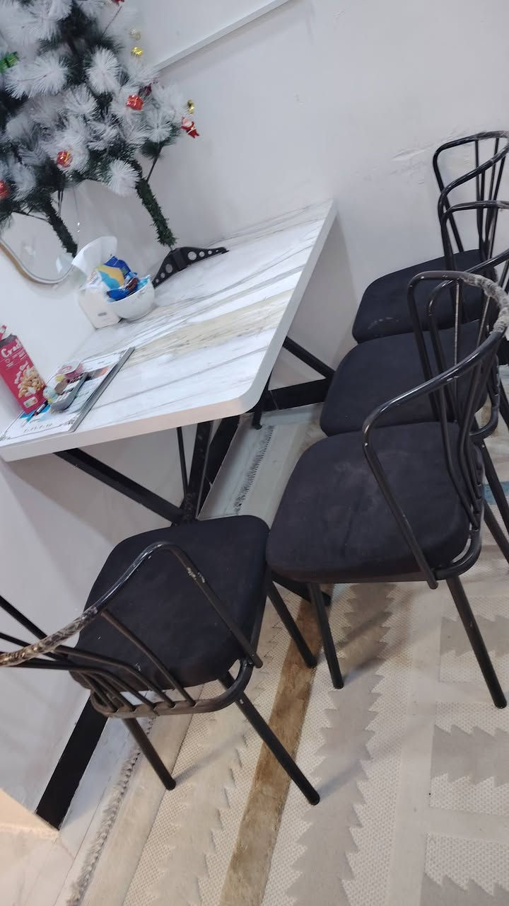 ميز طعام مع 4كراسي. استعمال نظيف سعر 115
*********** نجف ملحق قرية الغدير
