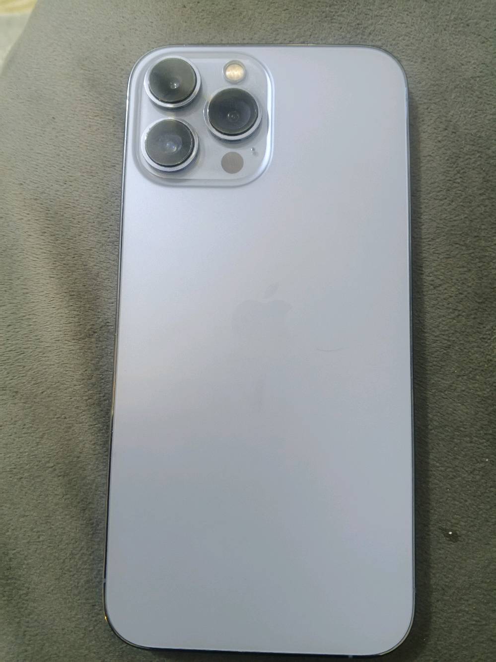 سلام عليكم ايفون 13 برو ماكس مبدل فقط شاشه وبطاريه جهاز يخبل و ونضيف بنسبه 99 فيس ايدي شغال ذاكره 256 بطاريه 83 مكاني بغداد تواصل *********** 