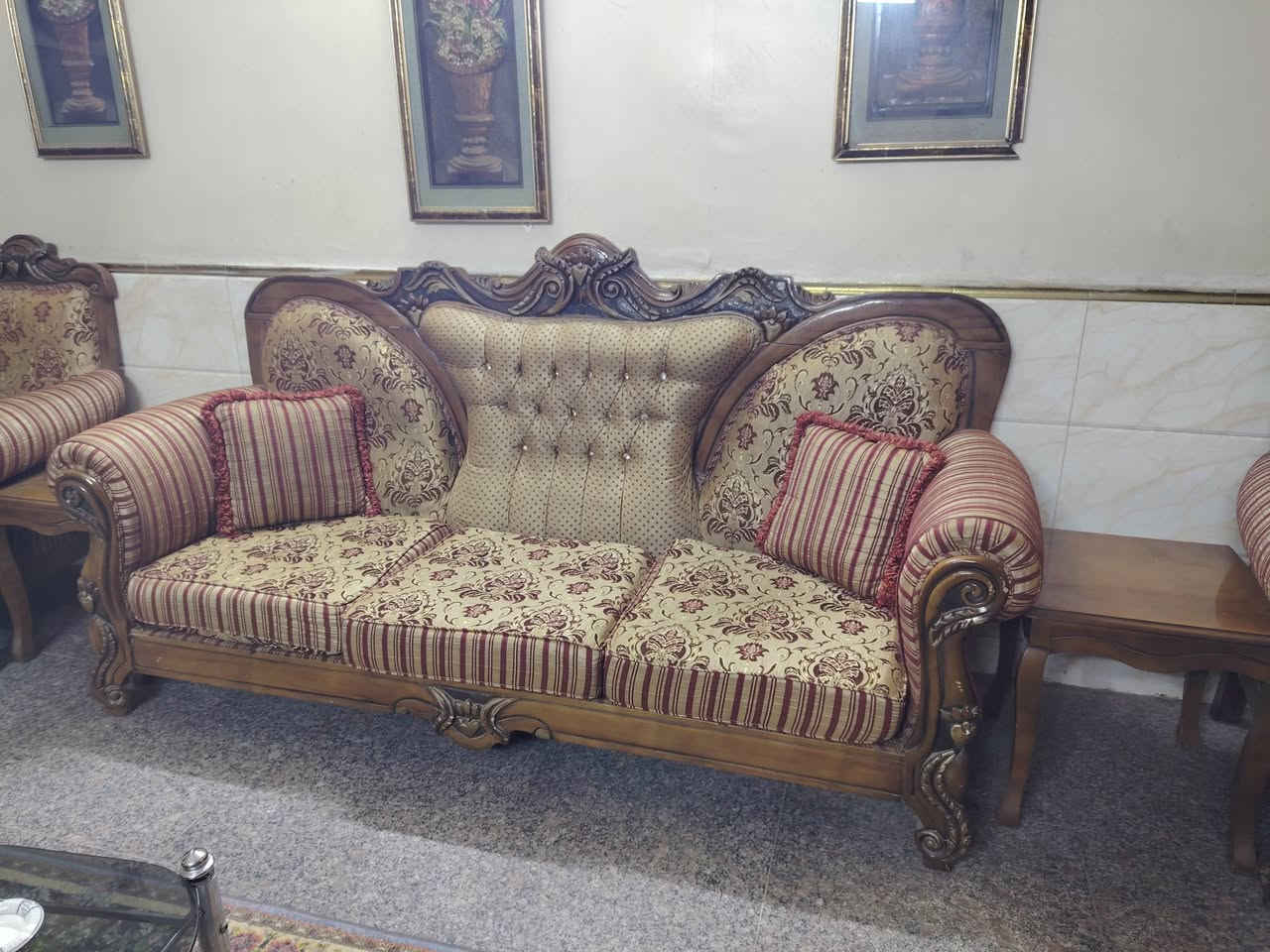 السلام عليكم تخم تركي خشب زان عشر مقاعد نظافة 80 بالميه سعره 400 مكاني بغداد البياع رقم الهاتف ***********
