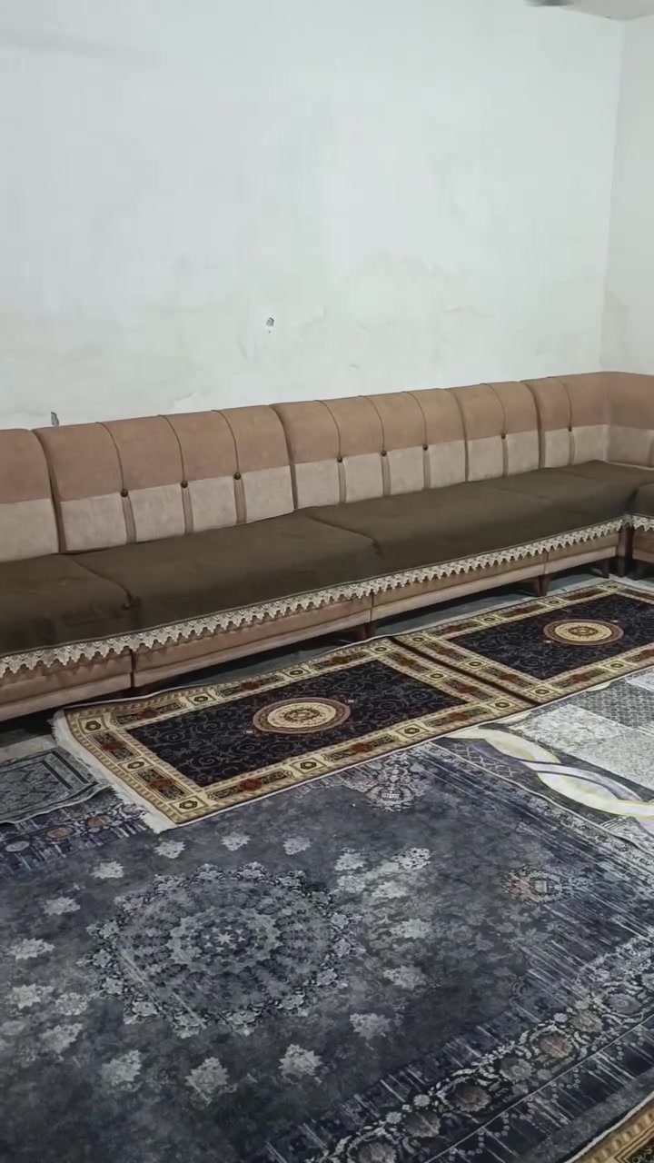 السلام عليكم بيت تجاوز البيع مكانه بلاصمعي القديم قرب جسر جوعد سعر بيت ١٩ وبي مجال متكون ٣ غرف وهول وصحيات و+ مشتمل غرفه وهول وصحيات كلش نضيف ***********
