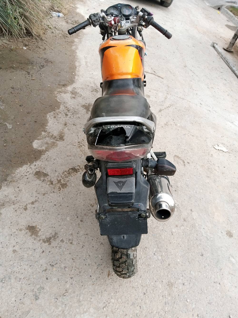 للبيع دراجة نارية نوع هوندا، اللون برتقالي مع بعض الملحقات المفقودة. الدراجة تحتاج إلى بعض الصيانة، بالإضافة إلى بعض القطع المتوفرة كما هو موضح في الصور. المحرك من نوع هوندا وقوي، ويحتاج إلى مراجعة للتأكد من كفاءته. التصميم كلاسيكي ومناسب لمحبي الدراجات ذات المظهر الرياضي الكلاسيكي.