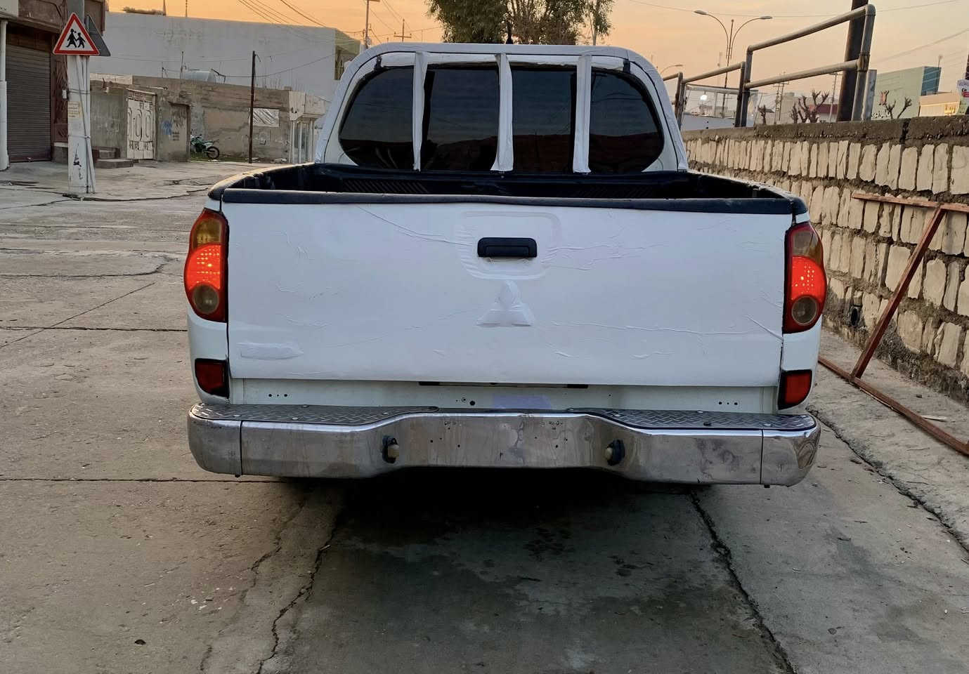 ( قــەزافـی ٢٠١٠ ) ســاغ ســاغ  نــە مـوس نـە بـڕاوە
سـەیـارەکـە زۆر جـوانـە گـێڕو مـەکـیـە بـە شـەرت
چـوار تـایەو ویـلـی لـۆکـی لـە ژێـرە کـامل بۆیـاغ!!!
قـنـجـێـکـی بـچـوکـی پـێـشـەوەی هـەیە بـڵام
هـەیـکـەلـی زۆۆر زۆۆر جـوانـە مـاڵـی مـەدەنـی 
بـە شـەرت هـەمو کـارەبای ئـیش ئـەکات ***********
