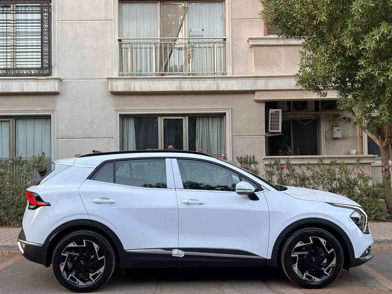 السلام عليكم كيا اسبورتج موديل 2024 فول موصفات ماشيه 11 الف ضمان شركة نم رقم اربيل السعر 235 مكان السياره بغداد الصرافيه للاتصال ***********
