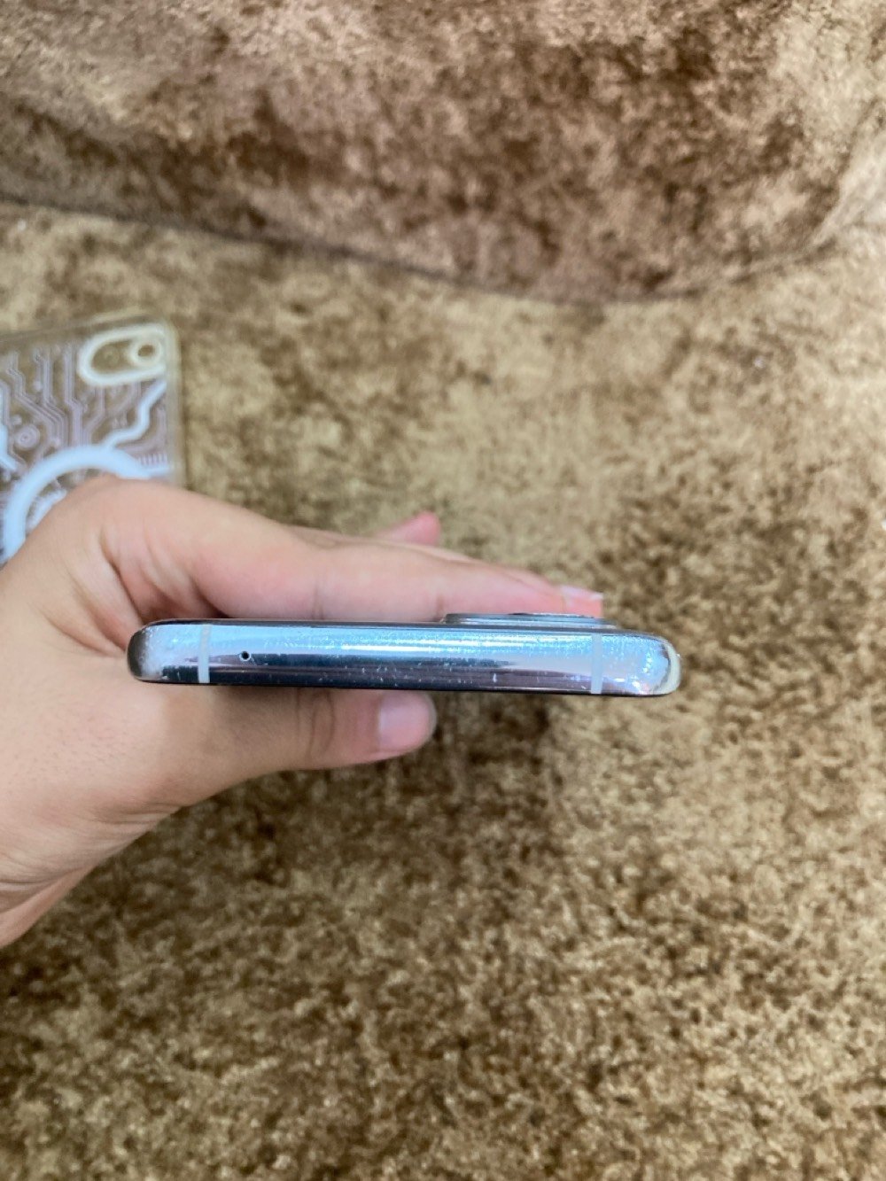السلام عليكم .. 

جهاز وان بلس 9 برو  جهاز خرافي بعمنة الكلمة الجهاز معالجة سناب دراكون 888+ 5g
 يشغل ٩٠ فريم بوبجي بدون مبرد مع مبرد يوصل ١٠٠ الجهاز يدعم ١٢٠ بس نزل بل تحديثات .
الجهاز كامزتة 4k 120 فريم و يدعم ال 8k 30 . 
ذاكرتة 265 رام ١٢ . بطارية 4500 . بس نص عمر يعني تمشي من ٨٠ إلى ٢٠  5 ساعات متواصلة إذا تصفح تمشي ٩ ساعات .
الجهاز يجي ويا شاحنة وكفر. 
الجهاز فقط كدمة الي تشغل يرادلدها تنضيف والجهاز مفتوح  ونضفت الدكمة بس هم شكلت الجهاز بي كسر طرف الشاشة ما مأثر على المس وشد لزكة وما علية شي . 
مراوس ب وان بلس ١٠ برو ونطي فرق أو بوان بلس ١٢  . 
وسعرة ١٥٠ وبي مجال .
عنواني : بلديات شارع المصرف . 
للتواصل خاص 
(وأسف على الاطالة )