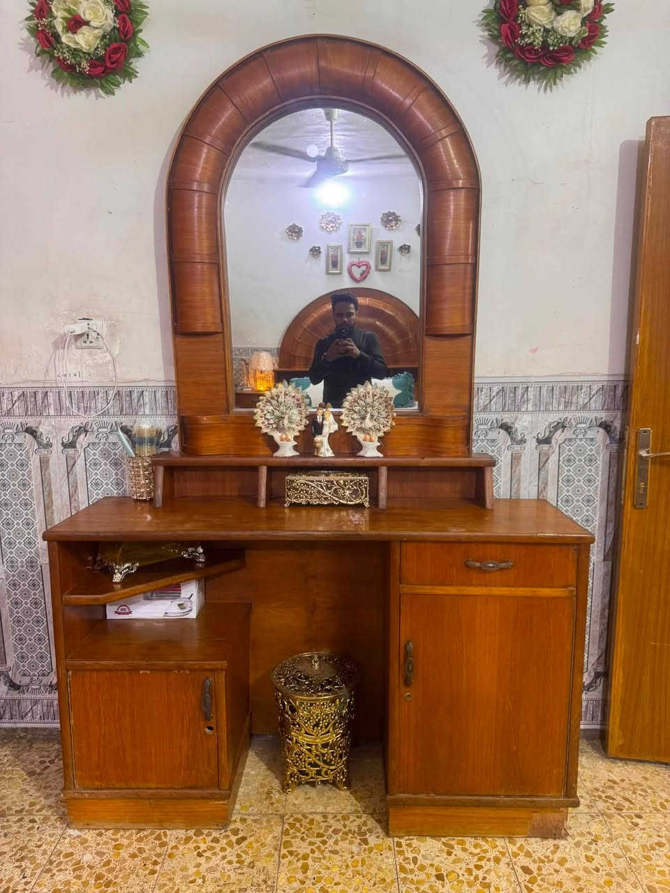 سلام عليكم غرفه كامله  للبيع الاستفسار اتصال ع رقم ***********
