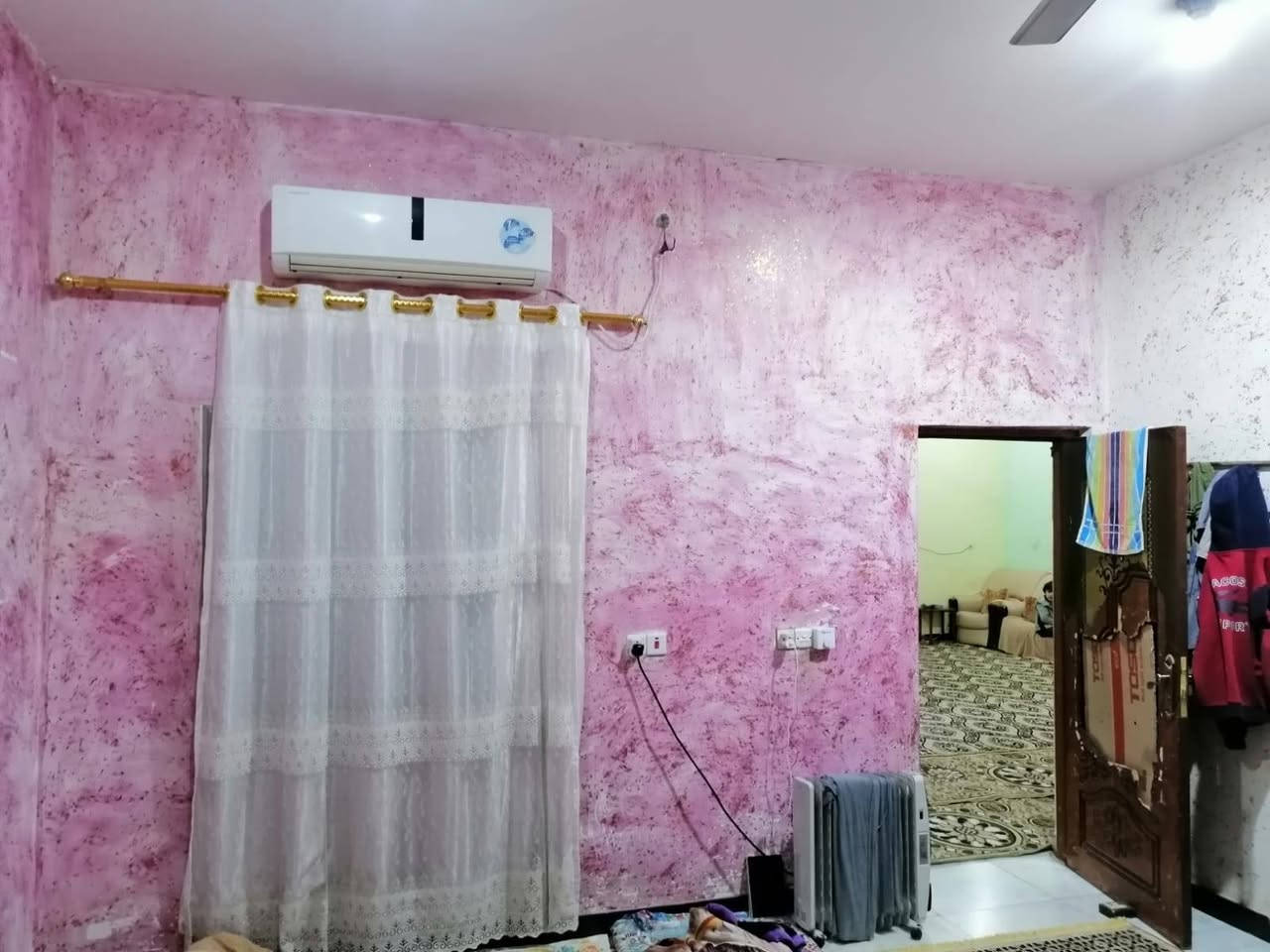 بيت للبيع في حي اور بشارع سبيس مقابيل مدرست الجماهير مساحت250 بناء البيت 2018البيت قاطين يحتوي على غرفتين نوم او حمام داخلي او خارجي اوصاله او مطبخ او ستقبال او غرفتين فوك او مناور اثنين او كراج سياره ويحتوي على شقه منعزله مساحته140تحتوي على غرفتين نوم او صحيات او صاله اومطبخ يقع البيت على ساحه *********** سعره قفل 390مكلف بنشر
