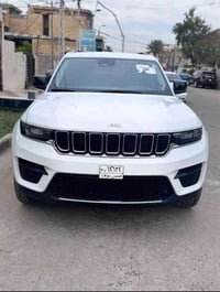 شباب جيب شيروكي لاريدو 2023 5 خمسه راكب المرغوبه  بدون رقم  المسافه ال...