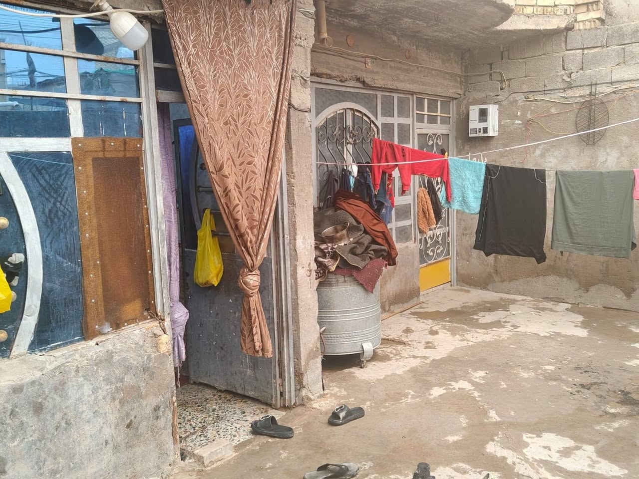السلام عليكم 
بيت للبيع 150 متر طابق واحد
غرفتين 
مطبخ 
استقبال 
بدايه منطقه حي الزهراء 
مقابل افران سيد علي 
للأستفسار لاتصال ***********
وات ساب متوفر
