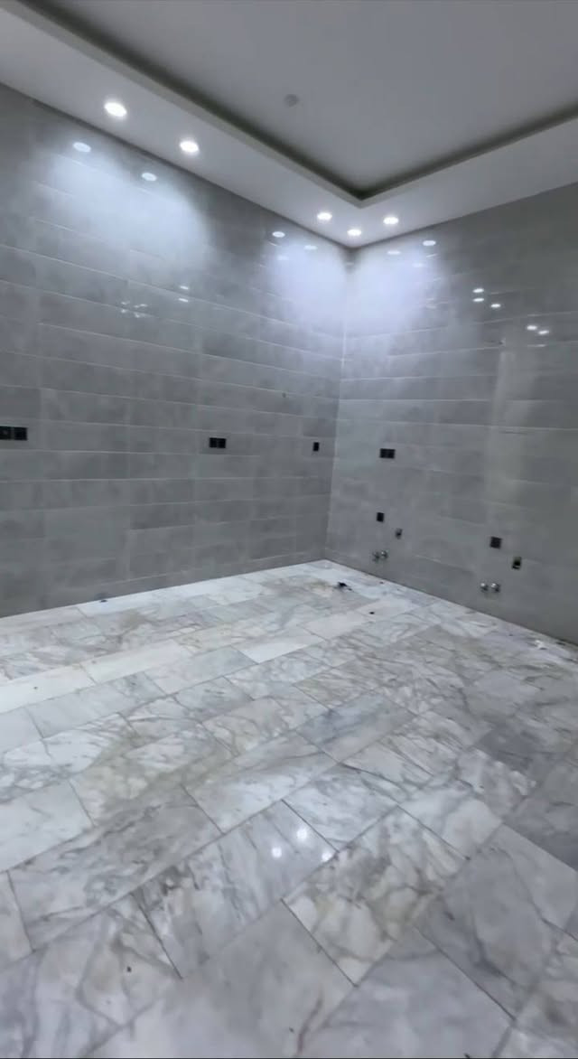 🏗  #شقة_حديثة_أرضية_للأيجار  🏗
               
           سكني ___ تجاري  

📍الموقع :- #اليرموك _ خلف مستشفى السلامة محله 616

🔛 المساحة :- 150 متر

◾️تحتوى على :- مدخلين _ صالة _ مطبخ كبير _ صحيات _ غرفتين نوم ماستر _ كهرباء خصخصة .

👈🏻 متوفر موقف للسيارة  👉🏻

⁉️ لمعرفة الإيجار اكتب رقم 6 بالتعليقات.

للمزيد من العروض لطفاً الاشتراك بقناتنا على 
🌐التليجرام :
https://t.me/Ajarty

واتساب 👇🏼
https://whatsapp.com/channel/0029VaDf8d14yltRzy5EwZ15

📍عنوان الشركة : حي الجامعة _ بداية شارع المركز

📌للمعاينة والاستفسار : يرجى التواصل على الارقام التالية 📲
***********
***********
