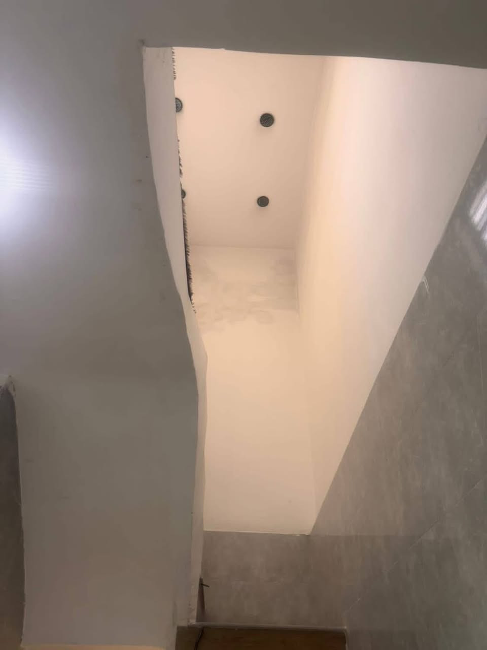 السلام عليكم بيت ٥٠ متر واجهة ٥نزال ١٠ للبيع طابق ونص زراعي شاكر العاني الاستفسار على الرقم *********** قرب صالون وخياطه صنعهً السعر ٦٥
