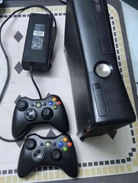 XBOX 360 للبيع شغال كامل الملحقات ثنين جوستك بس وحده الشفتات الفوگ مرا...