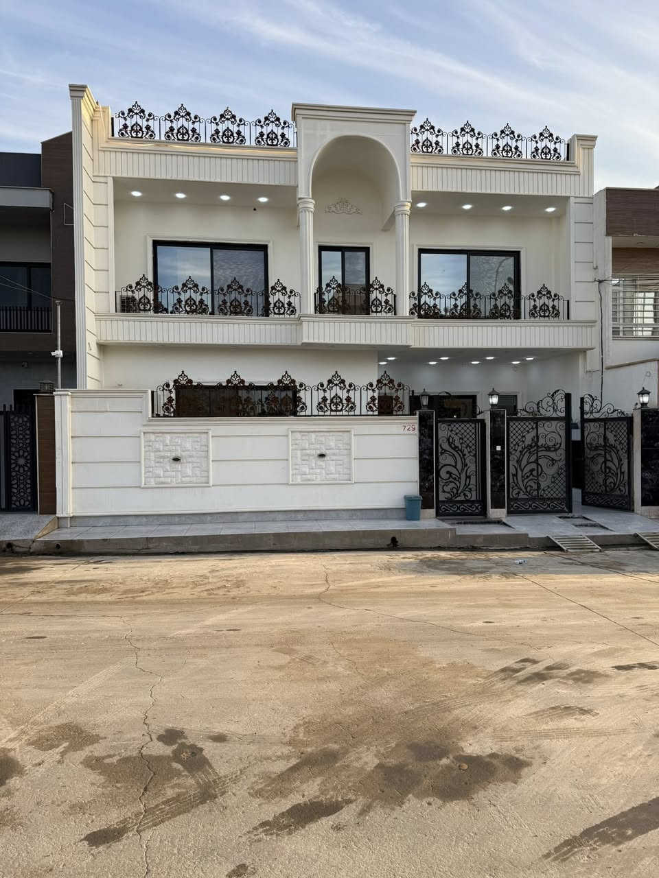 #عروض #مكتب #دانية # للعقار # 

#تجدون #كل #ماهوا #جديد #ومميز #لد #مكتب
🌟 فرصة مميزة لامتلاك بيت أحلامك! 

📍 الموقع: حي التعليم العالي_ مجمع النور السگني 
📐 المساحة: [240] م²
🏛️ الواجهة: [12] متر] 
🛏️ عدد الغرف: [5] غرفة نوم 
🚿 عدد الحمامات: [3] حمام
🛋️ تفاصيل إضافية:
▫️ صالة واسعة
▫️ مطبخ [حار+بارد]
▫️ / كراج / سطح
▫️ نوع البناء: [حديث]

🏗️ عدد الطوابق: [ طابقين]
📶 الخدمات:
✔️ ماء حلو دائم
✔️ كهرباء وطنية

💰 السعر يذكر عنده الاتصال او مرجعة المكتب 

🔴الكائن سايدن التعليم العالي قرب مجمع الغزل
      مرجعه # مكتب # دانية # للعقار#
🔴نستقبل كافة العروض العقارية في مناطق الموصل 

🔴سكني تجاري زراعي 

📞 للاستفسار والمعاينة]
***********📲 
📲*********** 
#حي #الملايين #الاولى #الملايين #الثانيه 

#دار #للبيع #بيت #للبيع
