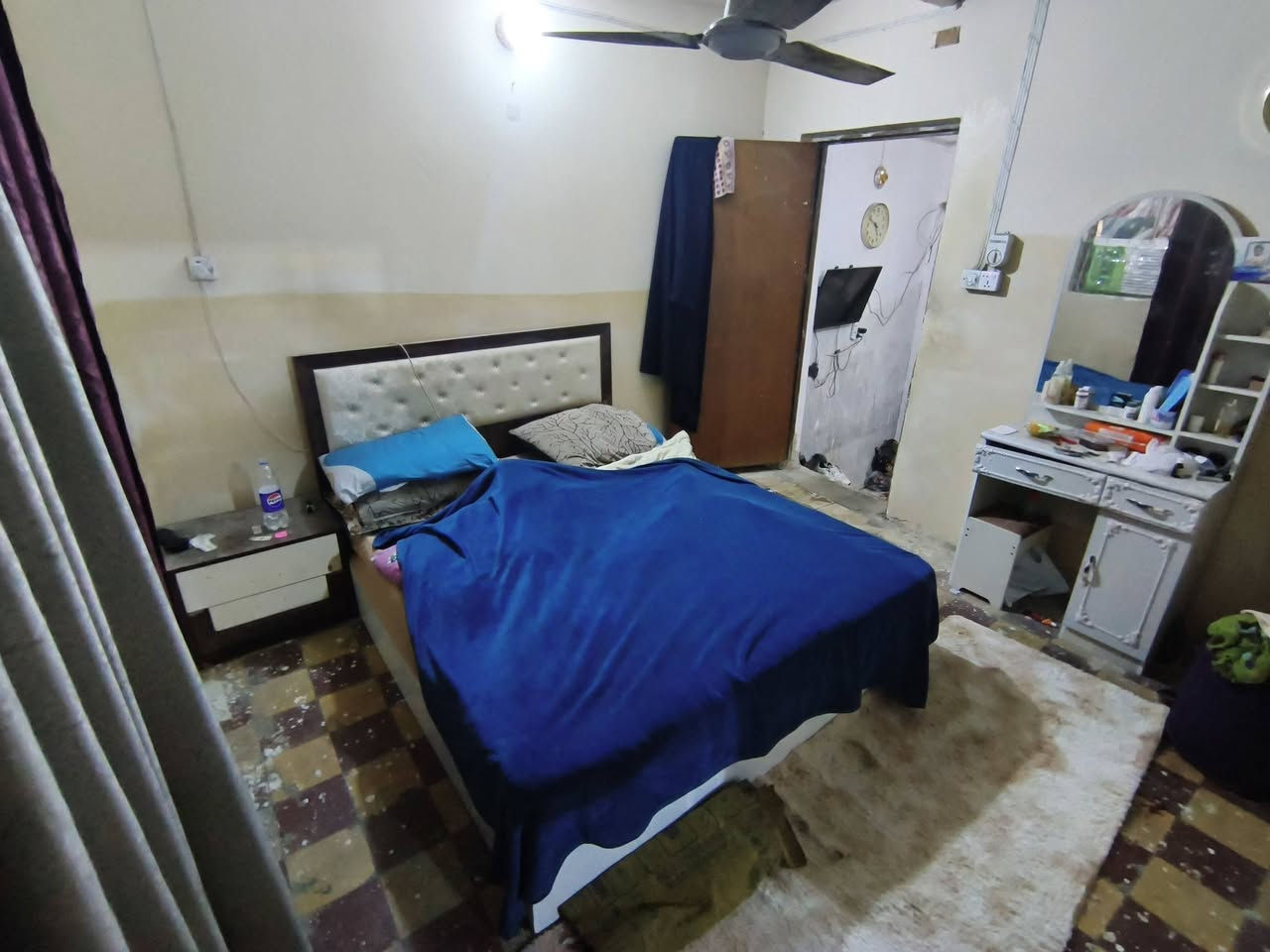 "للبيع بيت في منطقه الوشاش المساحة 50 متر. البيت بناء قديم (يحتاج ترميم) ومثالي للي يدور ويريد يبني من جديد. الموقع متوفر بي كل الخدمات على شارع عام للتفاصيل رقم الهاتف ***********
