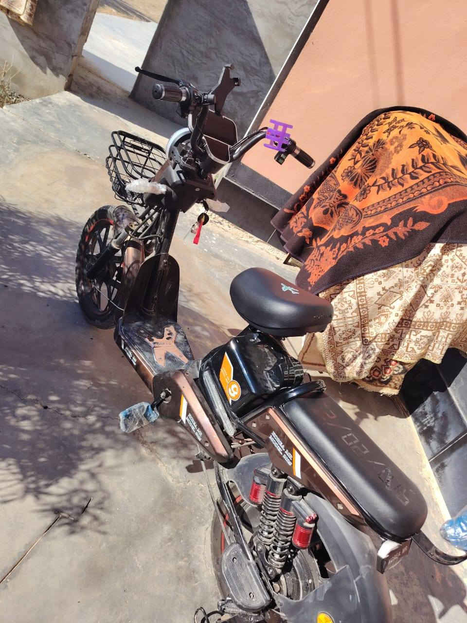 سلام عليكم  بايسكل شحن للبيع
المواصفات 
1ـ بطاريات 4
2ـ كارت تسغيل العدد2
3ـ بصمة العدد 2
4ـ سويج العدد 2
5ـ سويج فتح السرج العدد 2
6ـ ضواء كلوبين 
7ـ سلة 
8ـ بلوتوث سماعة 🎧
9ـ شاشة اصلية 
10ـ بايدرات مغلفة 
11ـ دبل اشارة 
12ـ اشارة يمنة يسرة 
13ـ مرايات العدد 2
14ـ تايرات حجم كبير 
15ـ باتريات العدد 2
16ـ السرعة 99

الستفسار /***********
مكاني ديالى كنعان
