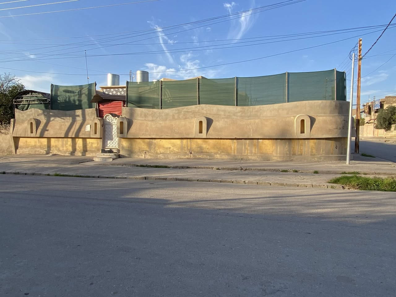 للبيع حي القدس
بيت ركن مساحه 400 متر باسمي 
متكون من 3 غرف  و ستقبال وكراجين  

للاستفسار اتصل على الرقم 
***********

***********
