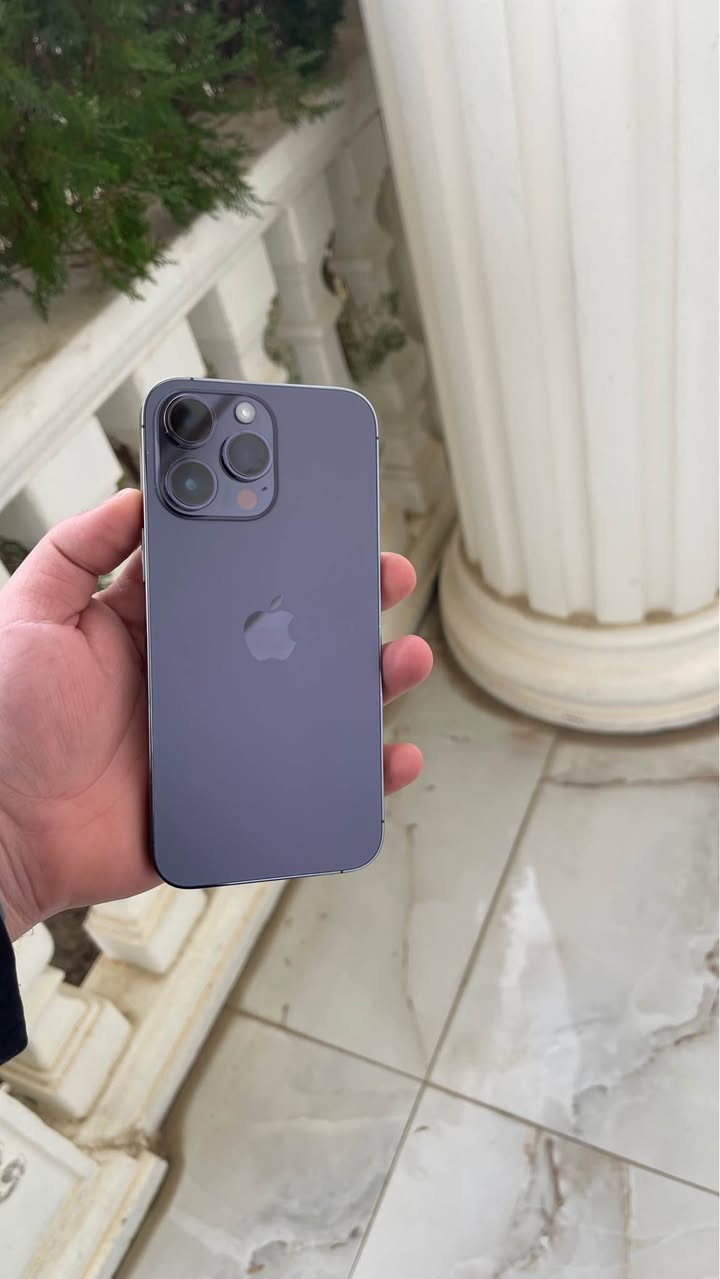ئایفۆن 14 پڕۆ ماکس، ڕەنگی مۆر، زۆر پاک و بێ کێشە 
وەک نوێ وایە. تەنها گلاسی شاشەکەی گۆڕدراوە بە ئەسڵی، پەڵەیەکی (خاڵێکی) زۆر بچووکیش لەسەر شاشەکەیە. مۆبایلەکە نوێیە، بیپشکنە ئینجا بیبە. پاتری 80٪، دوو سیم کارتە و کامل ئەشیای لەگەلە نرخەکەی 500$ دۆلار و کەمێک مەجالی تێدایە.
***********
آيفون 14برو ماكس بنفسجي نضافه فول جديد. بس گلاس شاشه مغير اصلي و هذا نقطة صغيرة علي الشاشة التلفون جديد تفحص بعدين تأخذ  بطاريه 80 و دبل سيم سعر500$ بي مجال بسيط
*********** أربيل, العراق

