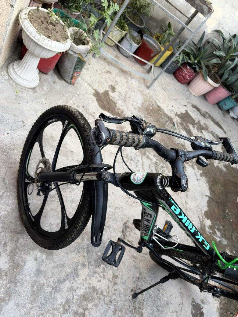 ⚠️⚠️السلام عليكم⚠️⚠️
بايسكل شوفت عينكم جداً نضيف الله شاهد 
اصلا جديد اخذته بذاك الموسم وانترك لان اخذت دراجة وغراضة كلهن بلاديات 
نقص شي واحد فقط تعيير بريكات الباقي تفحص وتاخذه 

رايده 95 وبي مجال بسيط 
***********
