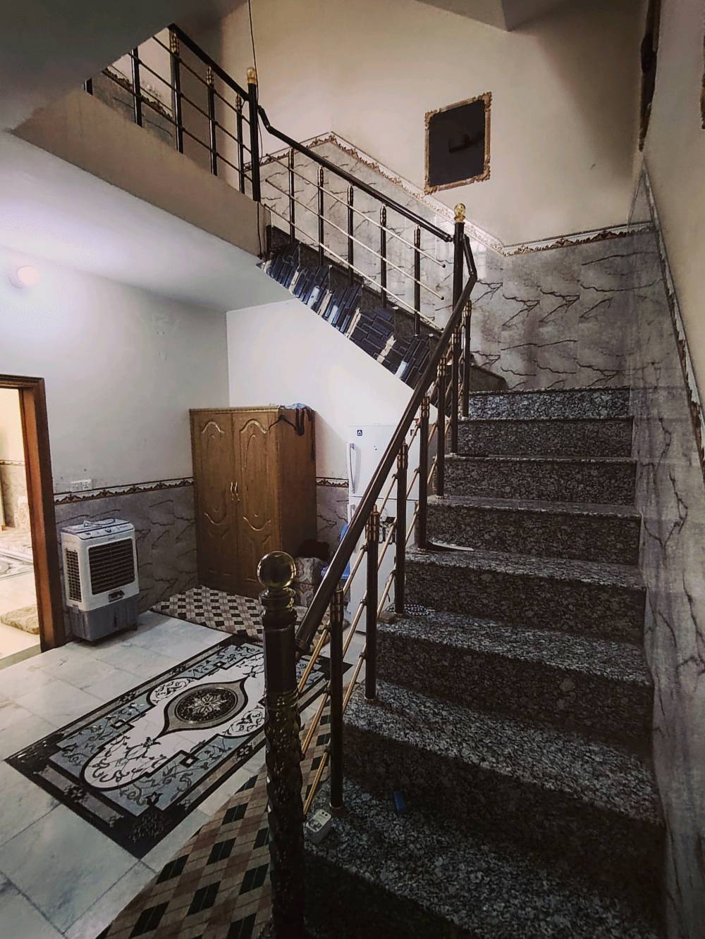 سلام عليكم بيت للبيع طابو صرف مساحه 75الطابق الاول  يحتوي على استقبال وحمام وصحيات بره وحمام وصحيات ومنور جوه وصاله ومطبخ  الطابق الثاني غرفتين وصاله وحمام وصحيات بناء حديث مرمر وسيراميك صب كونكريت مكان كربلاء المقدسة حي النضال قرب المستوصف السعر  88 وبيه مجال للشراي  رقم الهاتف *********** شارع عشرين عليه تبليط كامل كهرباء ومجاري وماء 