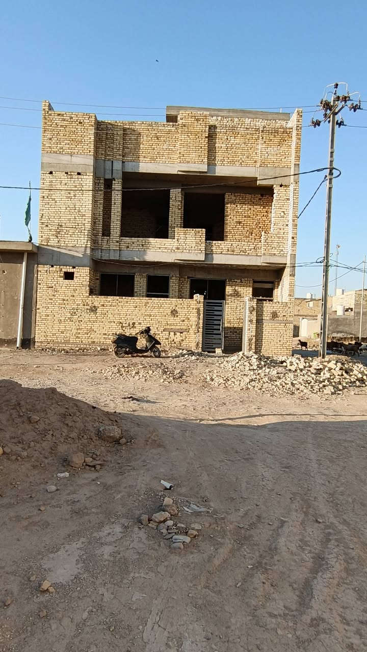 السلام عليكم مشتمل للبيع مساحة ١٠٠متر مربع ركن على شارعين طابقين الطابق الاول كامل مي ومجاري بناء درجة اولى كامل استارة بيتونة  ثالث قطعة عن شارع ٣٠ شارع احمد الوائلي السفحة الثانية متكون ٤ غرف نوم غرفة سويت استقبال صالة ومطبخ ٢تانكي حمامات عدد اربعة ٣داخلي واحد خارجي 
خلاطات درجه اولى علما االطابق الاول تاسيس الكهرباء بالكامل بوري وجكشن بيت يخبل تجي وتشوف بعينك بصراحة بيت مال جناي الله يشهد وعندي صور ومقطع فديو للبتلوا 
علما الماء والكهرباء بالباب ملاحظة / شرط ١٠٠ متر بالسند 
خاص موجود تلفون *********** العقار باسمي رقم القطعة( ٩٥٢٢ )
