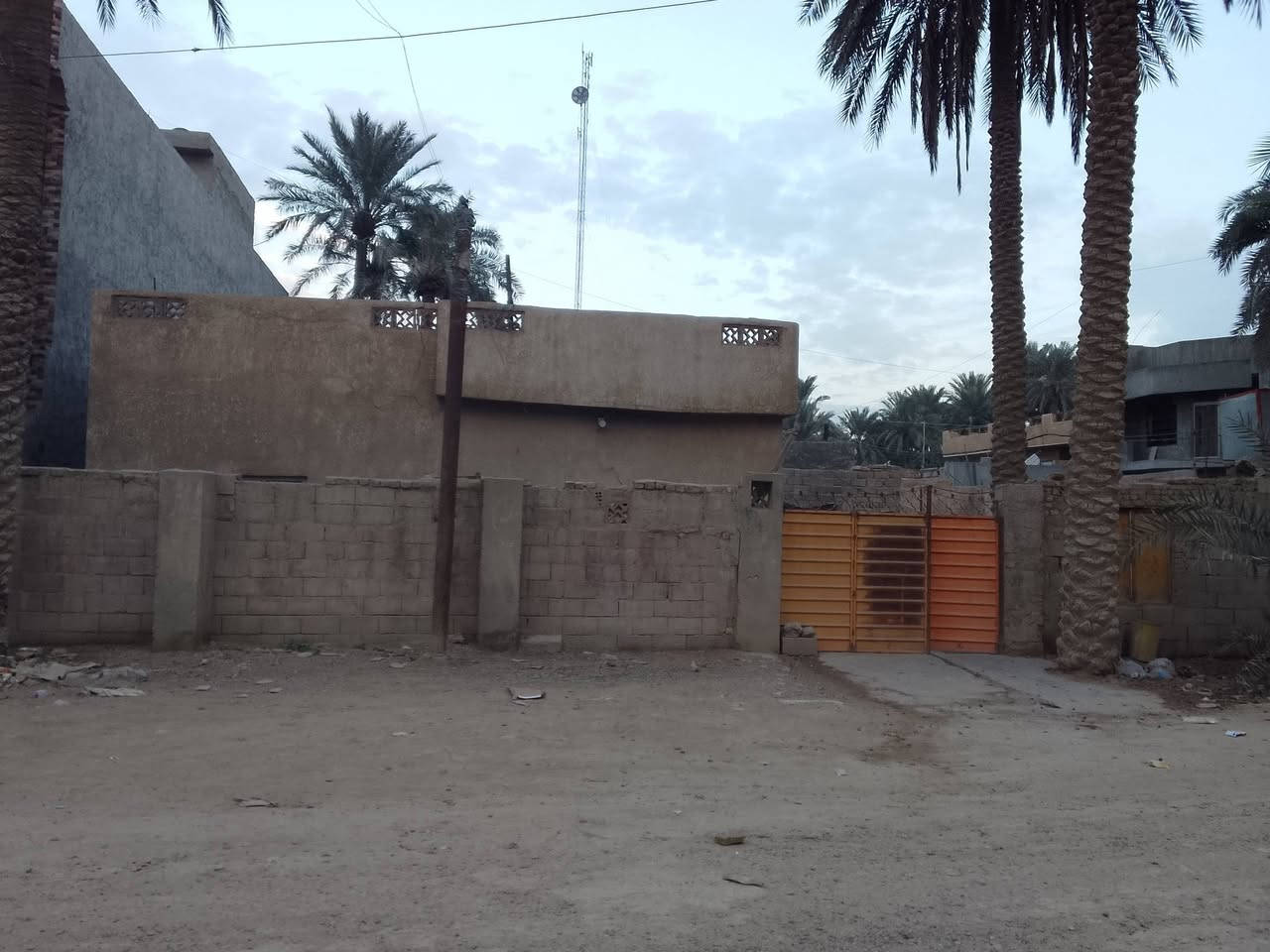 سلام عليكم
دار قديم للبيع باعتبار قطعه ارض 
العنوان ابو غريب بقرب معمل الطحين 
المساحه 310 طابو صرف 
للتواصل ***********
