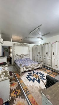 غرفة نوم • خشب زان • تحتاج صبغ