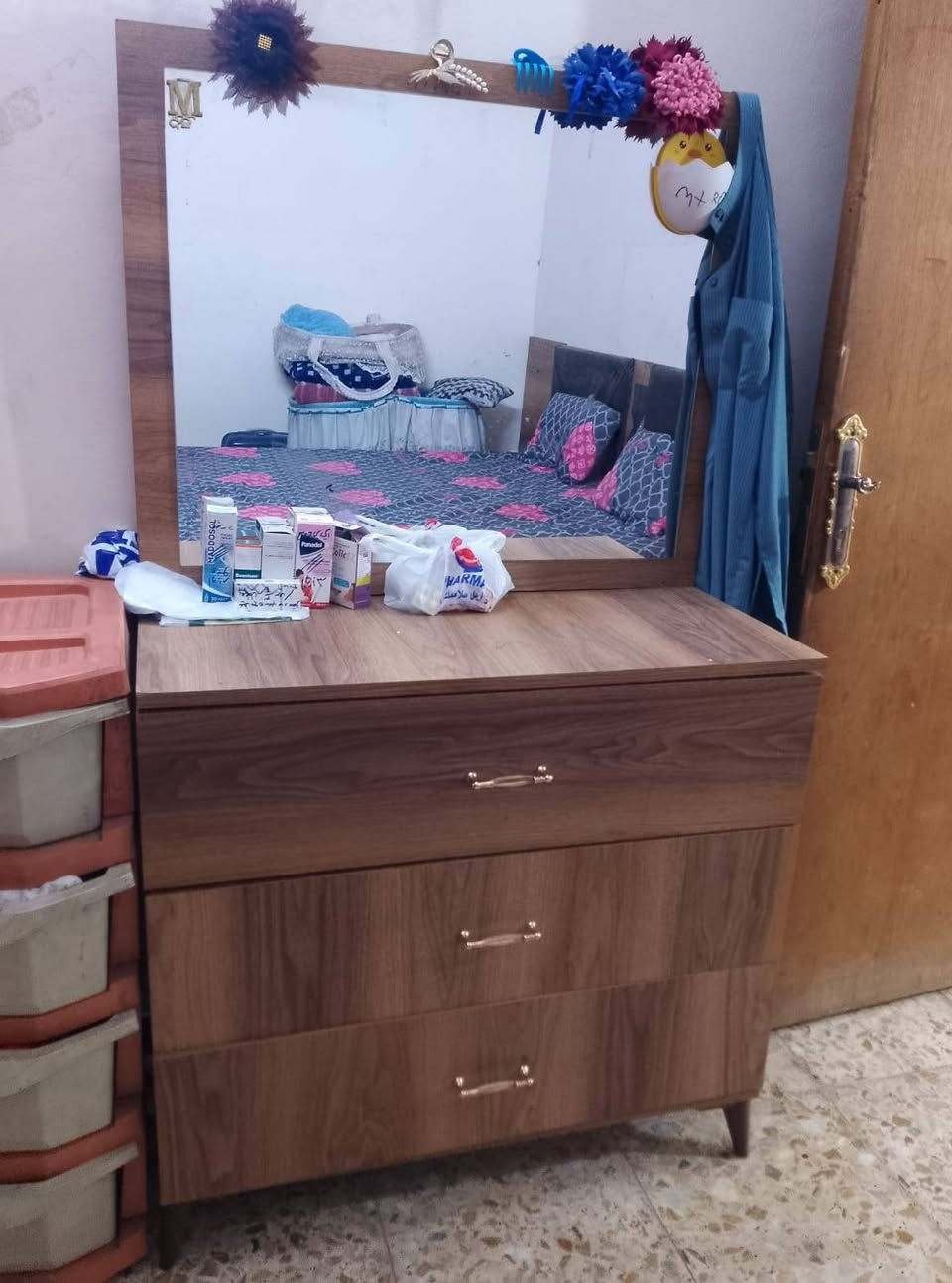 سلام عليكم ميز تواليت تركي وياه كومديات اثنين وتاج جربايه تركي وصوميه عراقيه تخت ودوشك كلهن سوه للبيع كامله السعر 250 وبيهن مجال بسيط نضيفات جدا بس ميز تواليت يرادله سجه للمجر وحده فقط بدون ضرر البقيه الشراي يتصل بلرقم ويدلل *********** وتساب موجود مكان بغداد البياع
