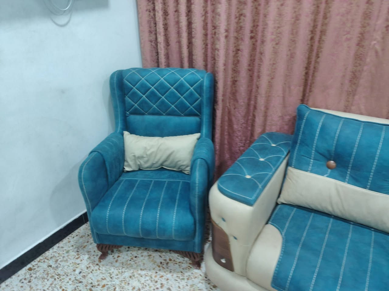 السلام عليكم من رخصة صاحب الكروب المحترم عندي تخم قنفات جديد غير مستعمل عدد 10 مقاعد تخم عراقي وتر برو العنوان بغداد الدورة نهاية شارع 60 السعر ٦٠٠ الف وبيه مجال بسيط للاتصال *********** سيد سعد
