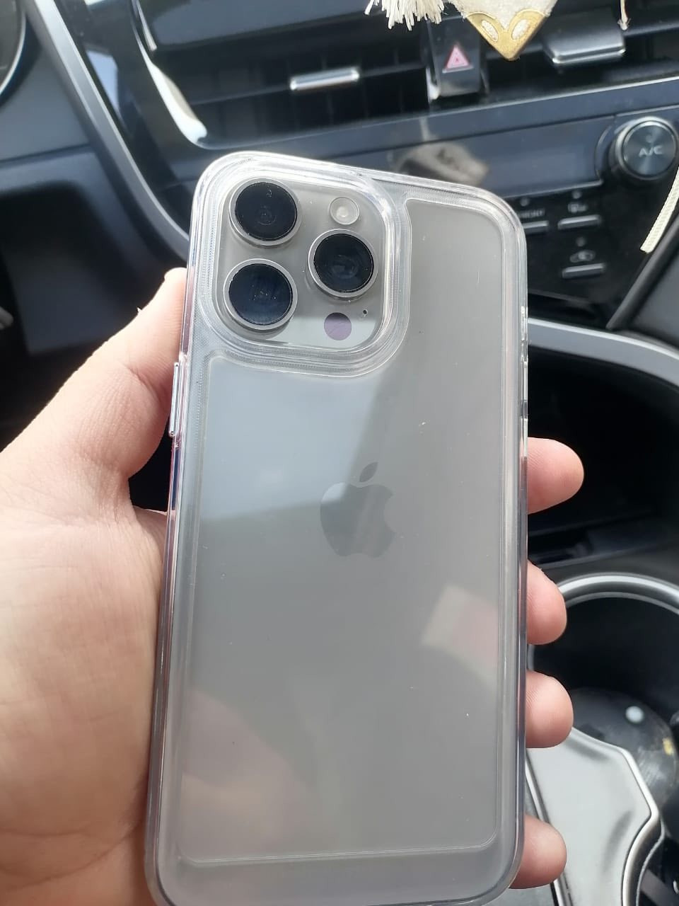 iPhone 15 pro max 
256G
Battery 🔋 86
نظيف 👍🏻
مبدل فقط كلاس خارجي يعني مو شاشه بس كلاس خارجيه 
بدون اي مسج 👍🏻

600$
***********
